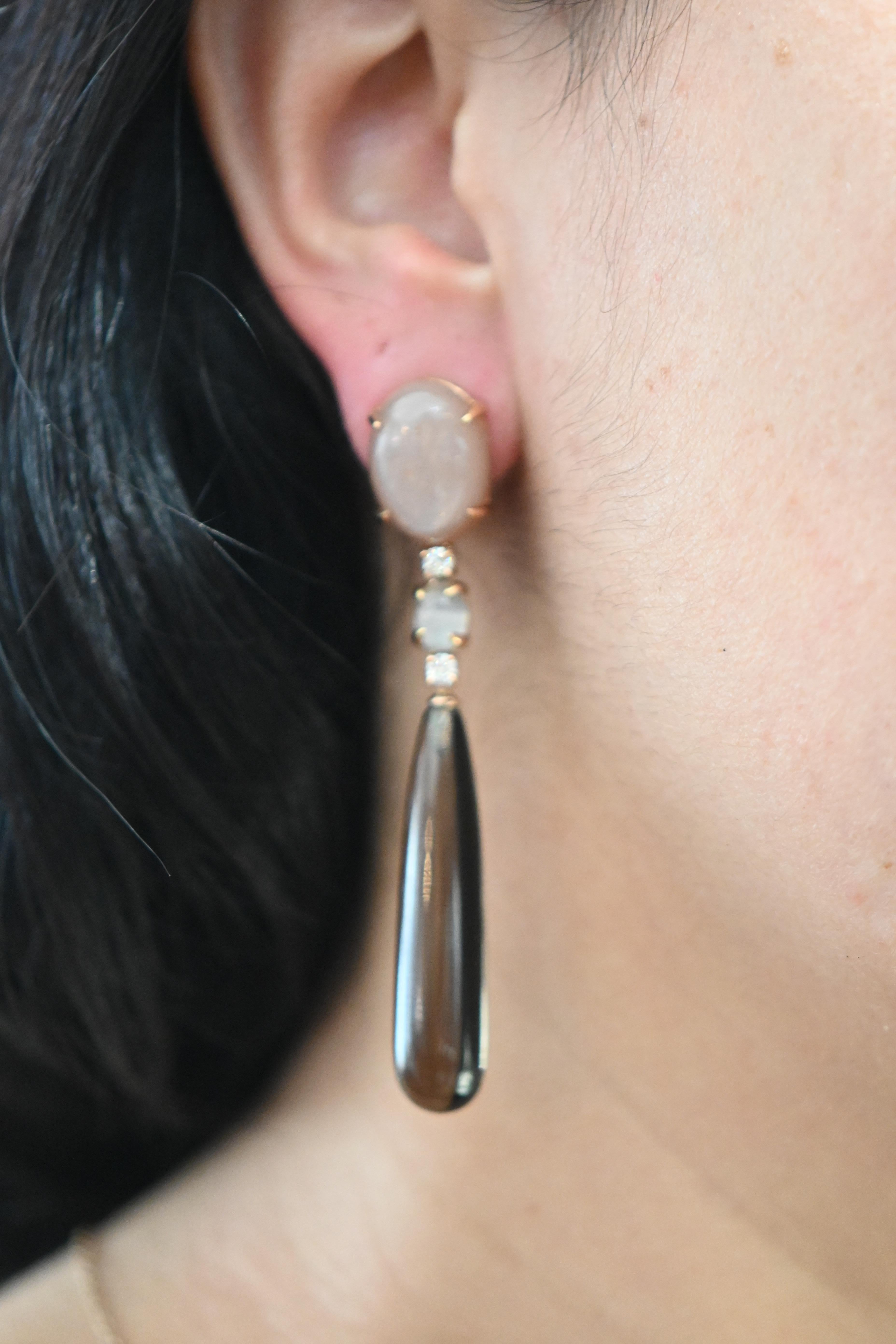 Earrings in Smoky Quartz, Black Agate Adorned with 0.32 Carat Diamonds

Indulge in the allure of these enchanting earrings crafted with smoky quartz and black agate stones. Each earring is adorned with two diamonds, totaling 0.32 carats, radiating a