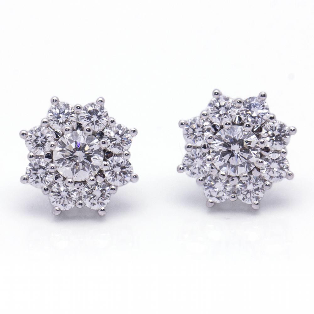 Earrings in White Gold for women : 18x Brilliant Cut Diamonds with total weight approx. 4.58ct in G/Vs quality, the 2 central brilliants are approx. 1.00ct each : Clasp : 18kt White Gold : 8.95 grams.  Width: 1,0cm  This item is in perfect condition