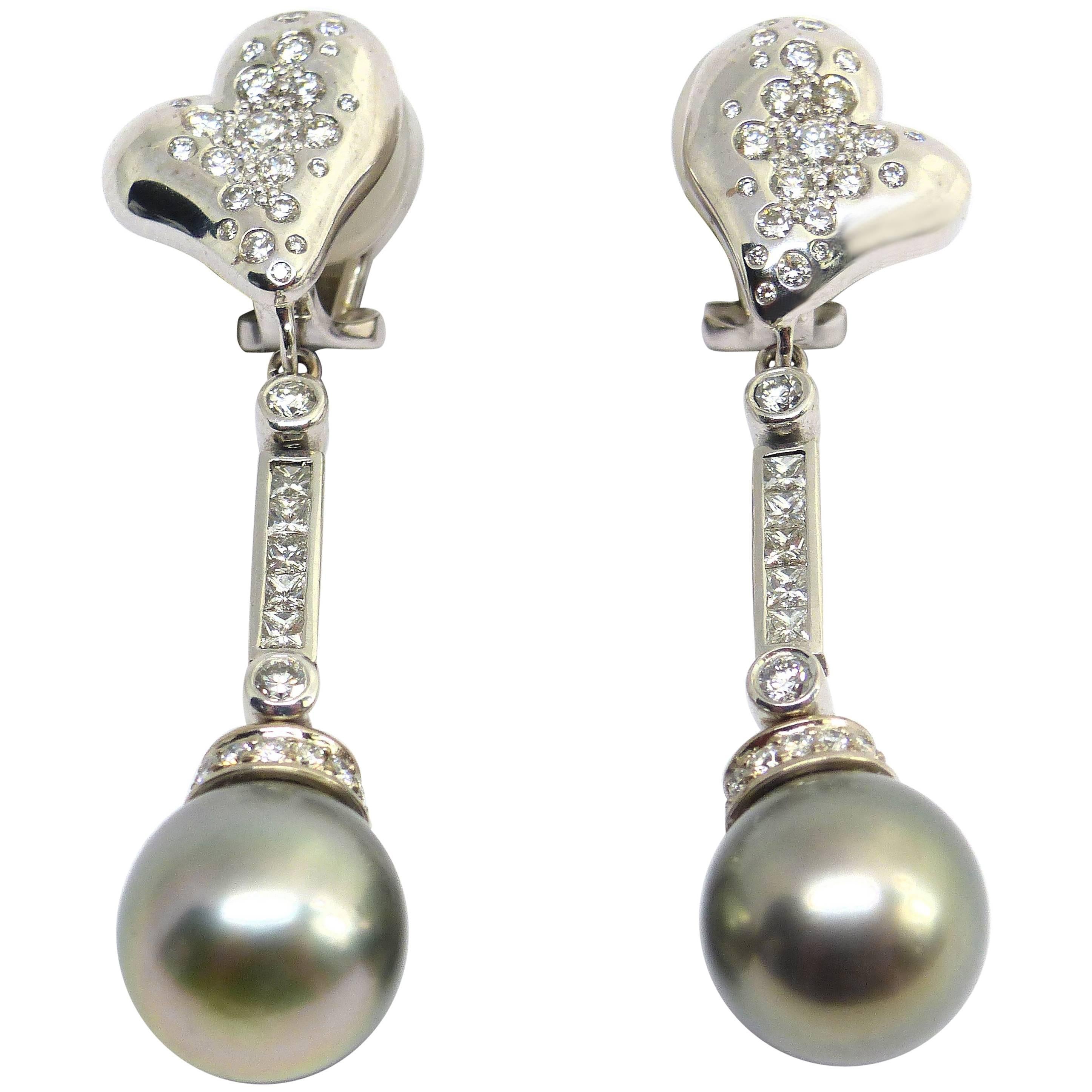 Orecchini in oro bianco con 2 perle Thaiti e diamanti. in vendita