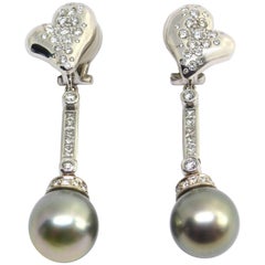 Orecchini in oro bianco con 2 perle Thaiti e diamanti.