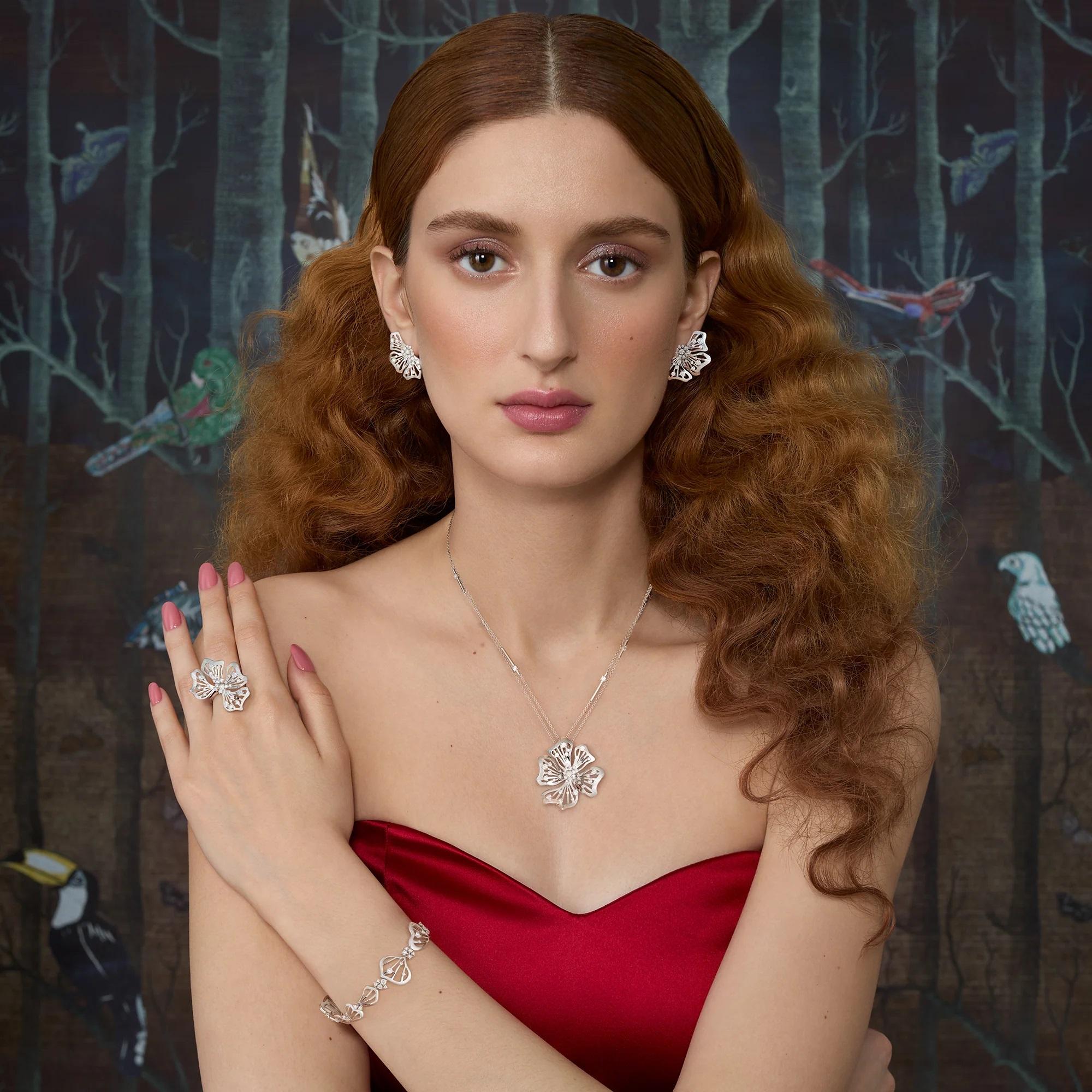 The Hibiscus earrings are dazzling perfection. 
These minimal earrings are the ultimate statement piece, with diamonds sparkling at the centre and along the delicate petals. 
They are sure to attract attention with their radiant beauty and