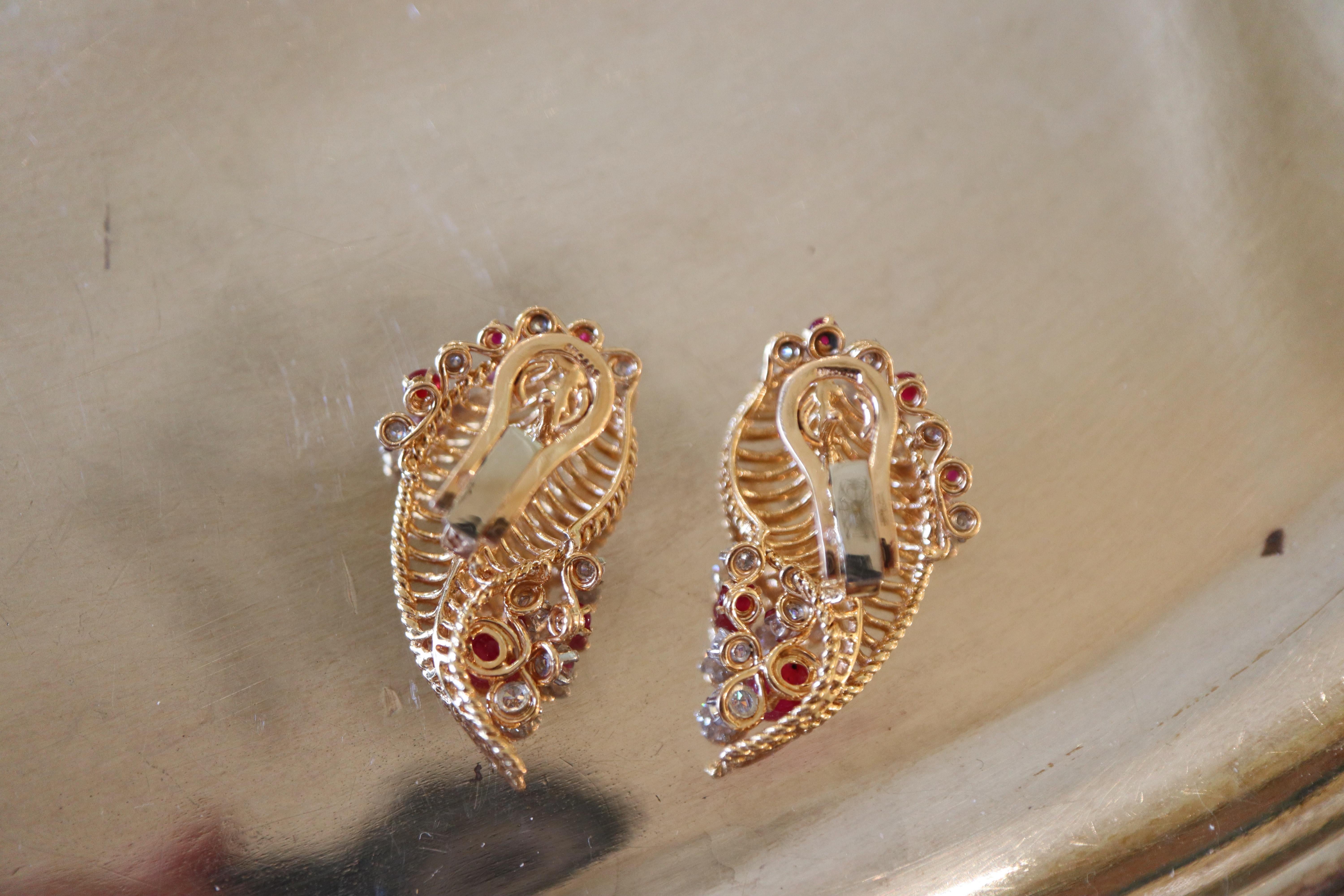 Orecchini in oro giallo 18 carati con rubini e diamanti, 1950 circa in vendita 9