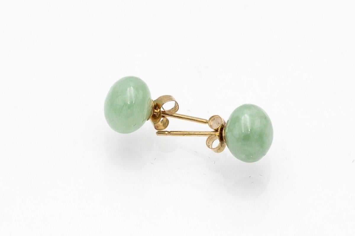 Pendientes de oro amarillo (0,375) con 2 jades de forma esférica Art Decó en venta
