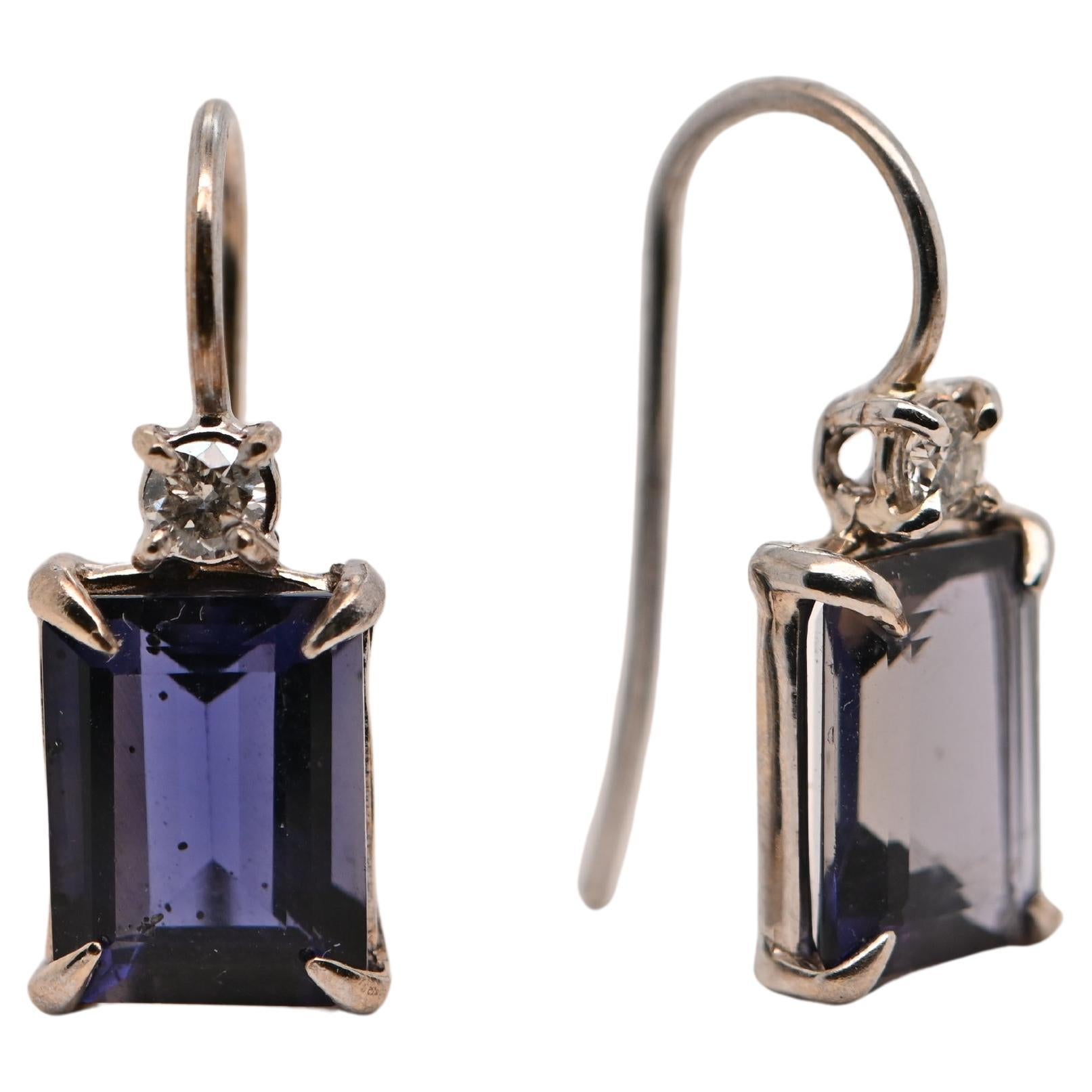 Earrings Iolite Diamonds 0,12 Carats White Gold 18 Carats 

Elevate your style with these elegant earrings, expertly crafted to showcase the natural beauty of precious stones. Combining the sophisticated brilliance of 18K white gold, the deep allure