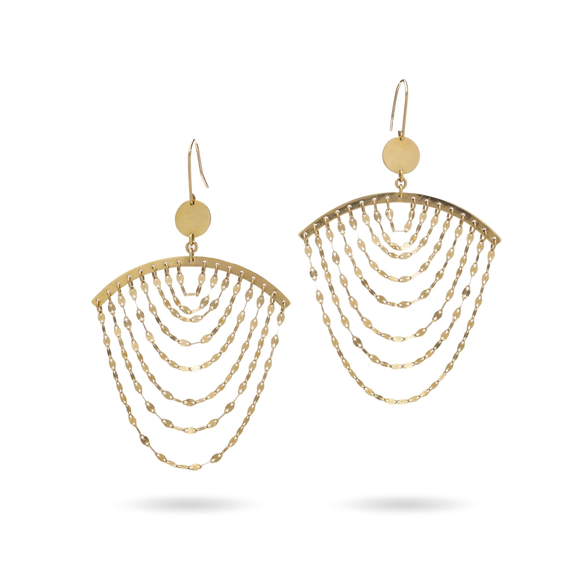 Réalisées en or jaune poli 14 carats, ces boucles d'oreilles en cascade Silhouette sont une version raffinée de la silhouette classique d'un chandelier. Le design présente une série de draperies délicates en chaîne à maillons plats, suspendues à une