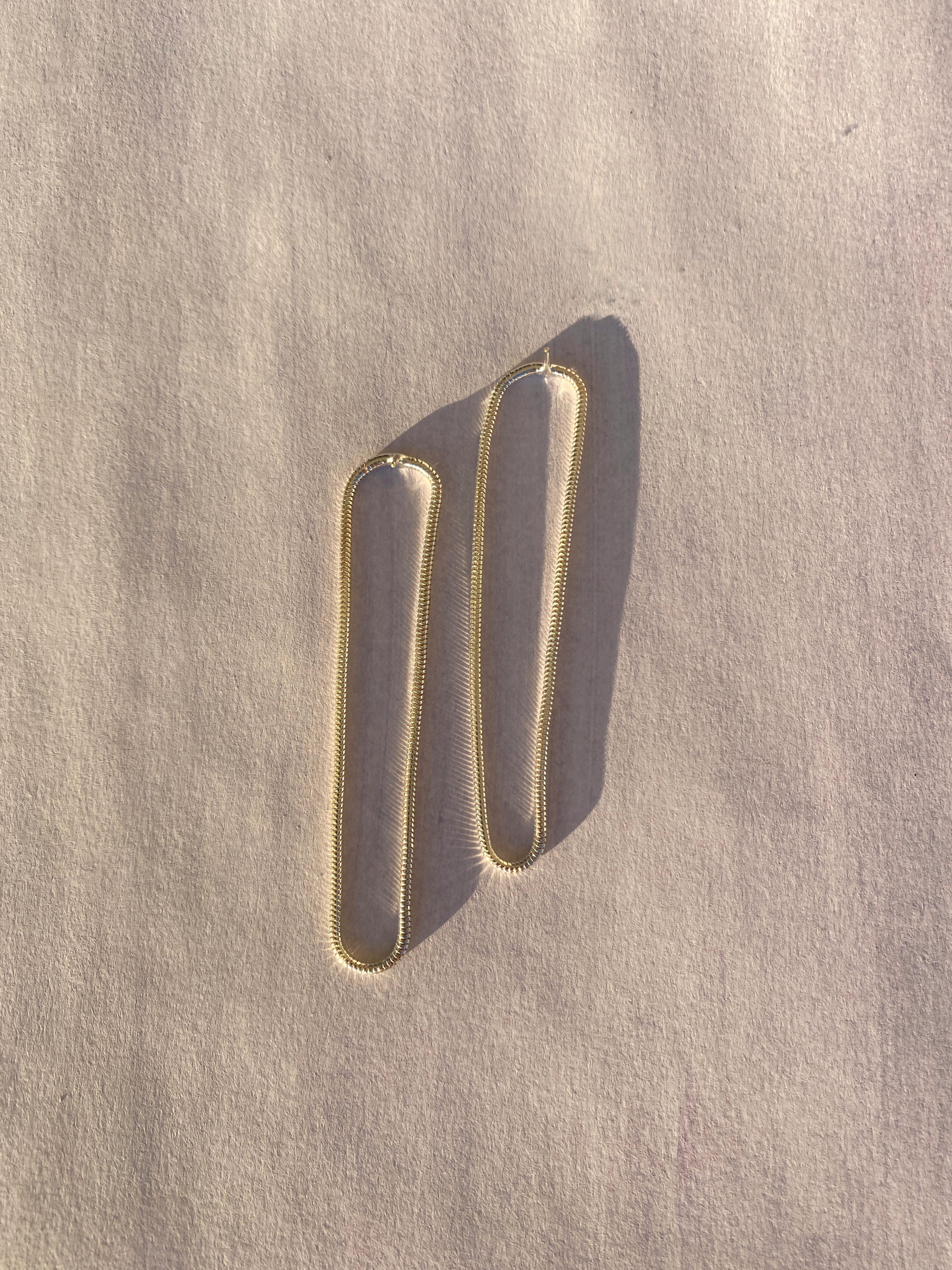 Halo slim yellow gold 

The halo slim earrings are made out of snake chain, a material that brings life to the earrings and creates a liquid effect when worn. 

All of our earrings have 10 K posts to avoid allergies and handmade backings in the