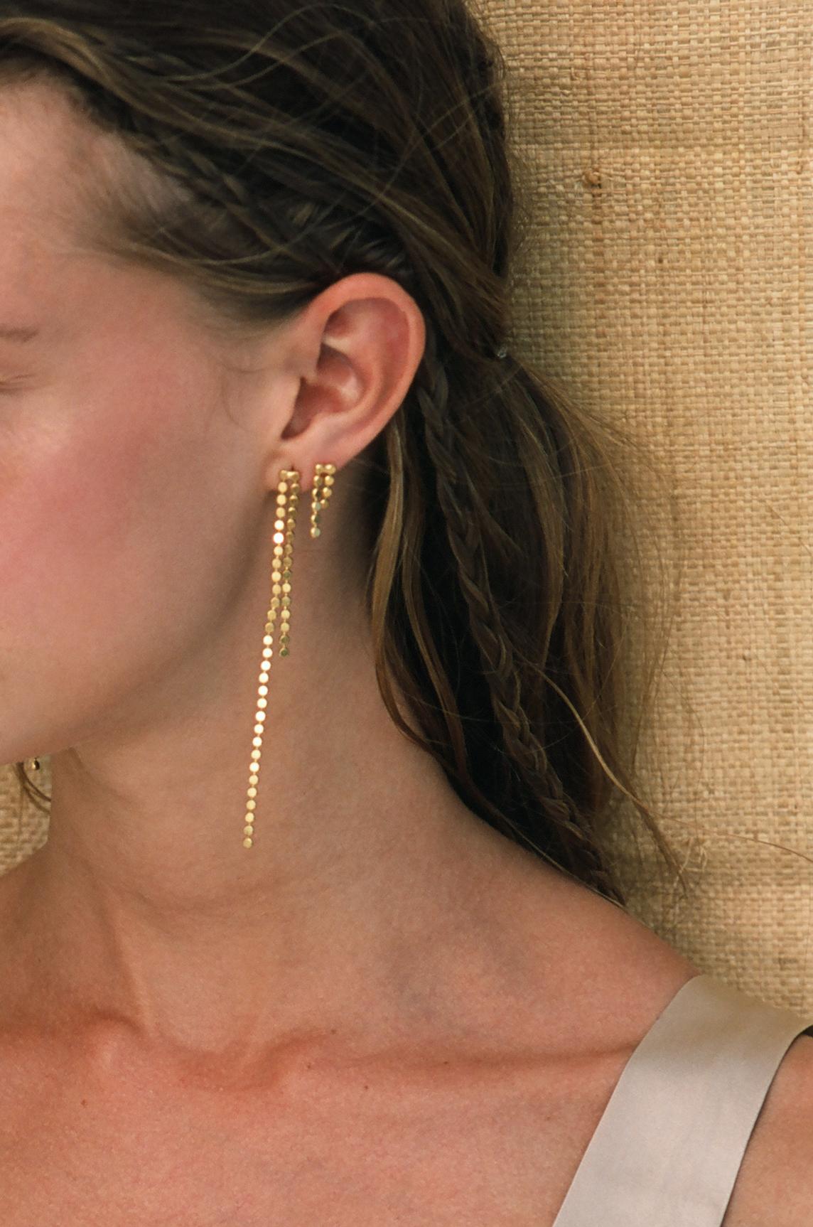 Allegria open long earrings 

These lightweight everyday earrings reflect light and make the face glow up. The use of the chain adds movement to the pair and delivers an even more elevated look.

Tip: Wear them with the Alegria open mini earrings on