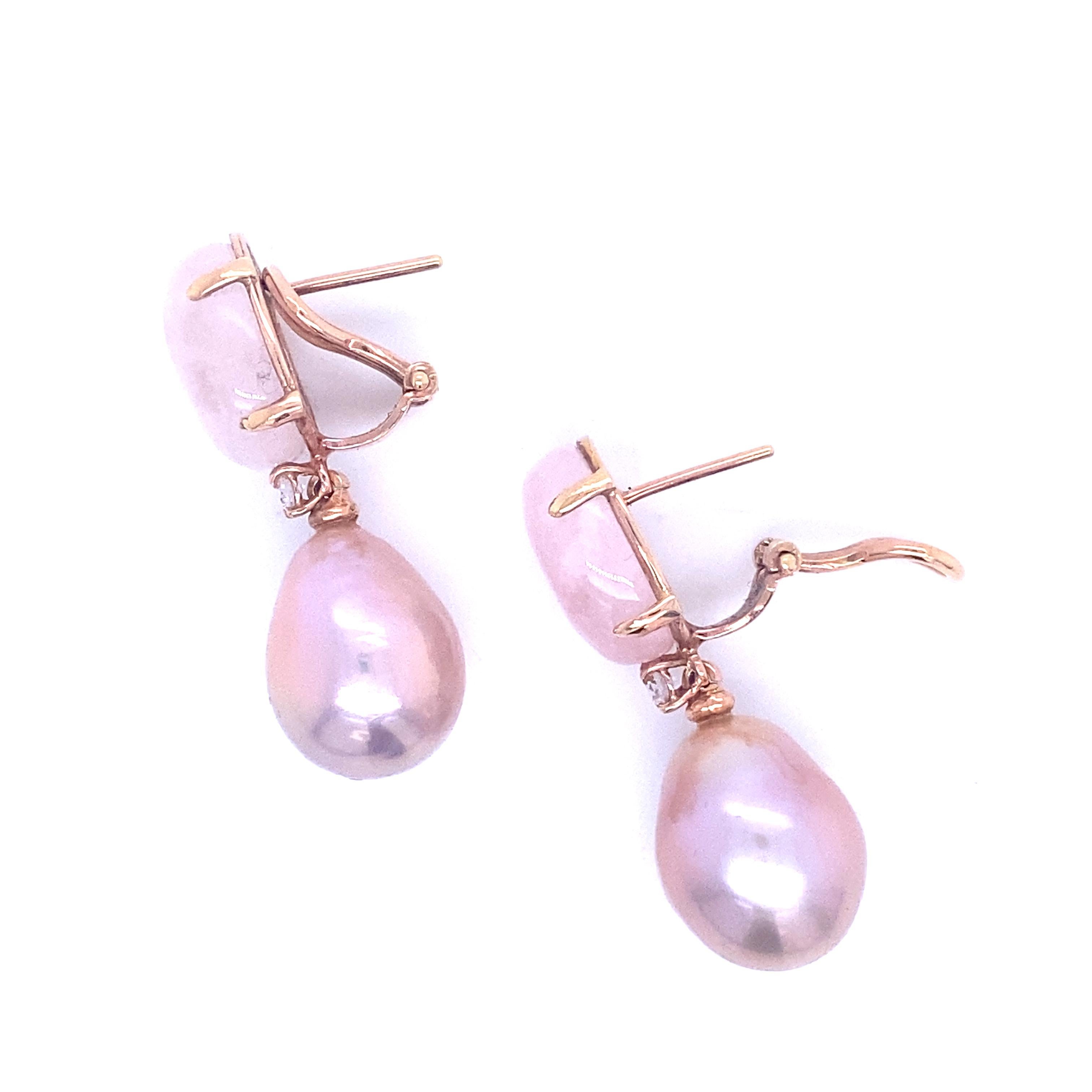 Discover these magnificent rose gold earrings from the French collection of Mesure et Art du Temps. These earrings are a true jewel of elegance and sophistication, harmoniously combining moranite, pearls and diamonds.

The moranite, measuring 1.4 cm