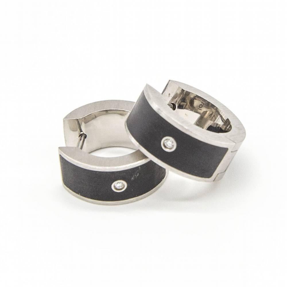 Orecchini da donna in acciaio e diamanti : 2 diamanti taglio Brilliante da 0,02ct : Acciaio 316L : 6,70 grammi.  Dimensioni: Diametro 15 mm, larghezza 8 mm  Articolo nuovo di zecca  Rif.:D363921SO