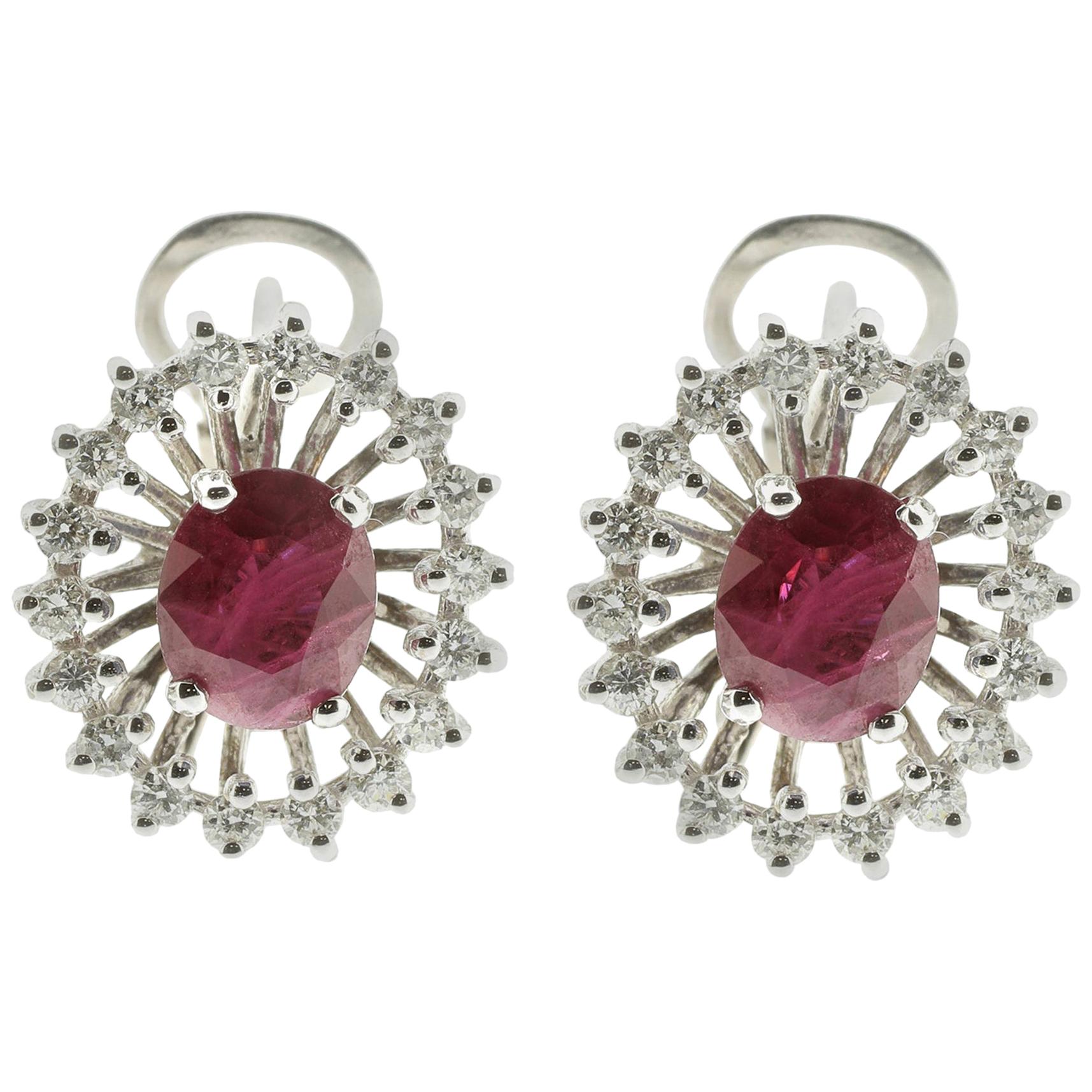 Boucles d'oreilles contemporaines à tige et clip en or blanc 18 carats, diamants (G VS) et rubis