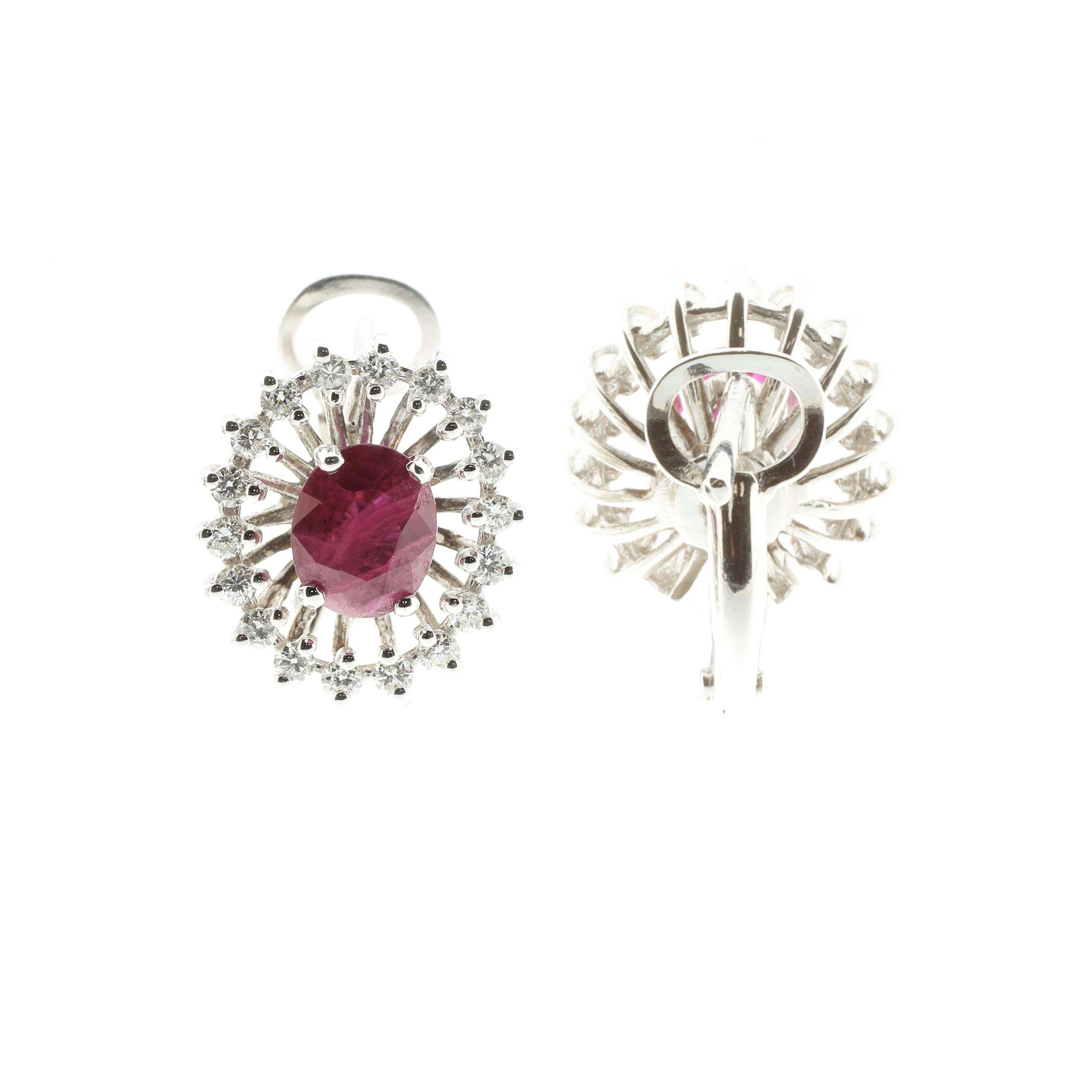 Moderne Boucles d'oreilles contemporaines à tige et clip en or blanc 18 carats, diamants (G VS) et rubis en vente