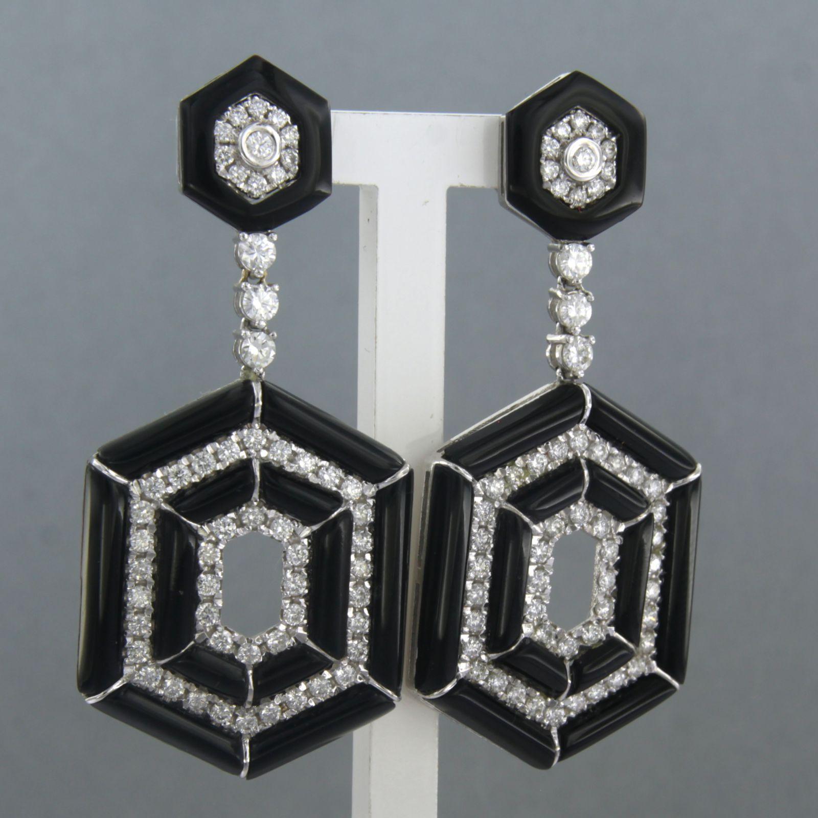 14k white gold earrings set with onyx and brilliant cut diamonds 2.20ct - F/G - VS/SI

Detailed description:

The earring is 4.5 cm long by 2.1 mm wide

weight 13.1 grams

Set with

- 2 x 10 mm octagon shape cut onyx

- 24 x 5.5 mm - 15 mm trapezium