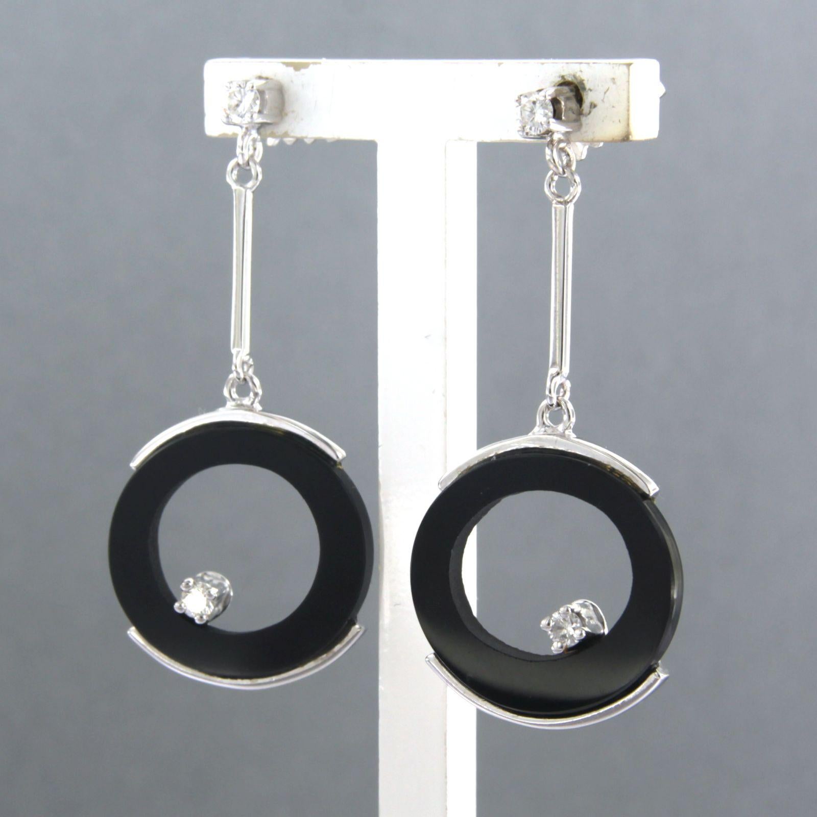 14 kt white gold earrings set with onyx and brilliant cut diamond 0.15 ct - F/G - VS/SI

Detailed description:

The earrings are 3.8 cm high and 1.7 cm wide

Total weight 5.4 grams

put with

- 2 x 1.7 cm flat circle cut onyx

colour black
purity :