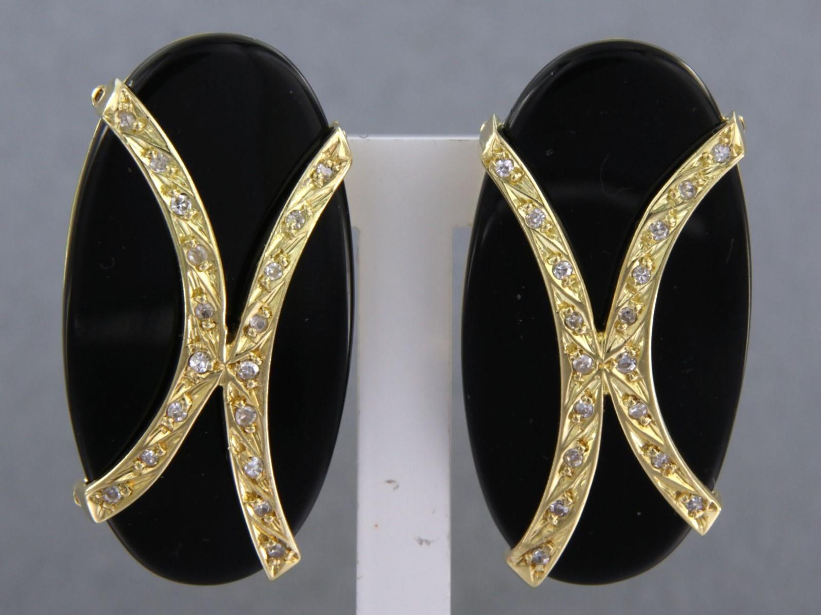 18 kt yellow gold earrings set with onyx and single cut cut diamond 0.10 ct - F/G - VS/SI

detailed description

The earrings are 3.0 cm high and 1.5 cm wide

weight: 15.4 grams

occupied with :

- 2 x 3.0 cm - 1.5 cm oval flat cut onyx

color