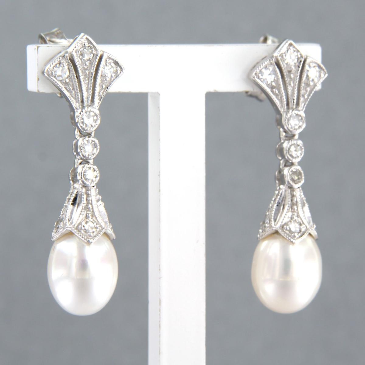 Ohrringe aus 14 Karat Weißgold mit Perle und Diamant im Einzelschliff tot. 0,34 ct - F/G - VS/SI

detaillierte Beschreibung:

Die Ohrringe sind 2,7 cm hoch und 6,9 mm breit

Gewicht: 4,8 Gramm

beschäftigt mit:

- 2 x 9,0mm x 7,0mm tropfenförmige