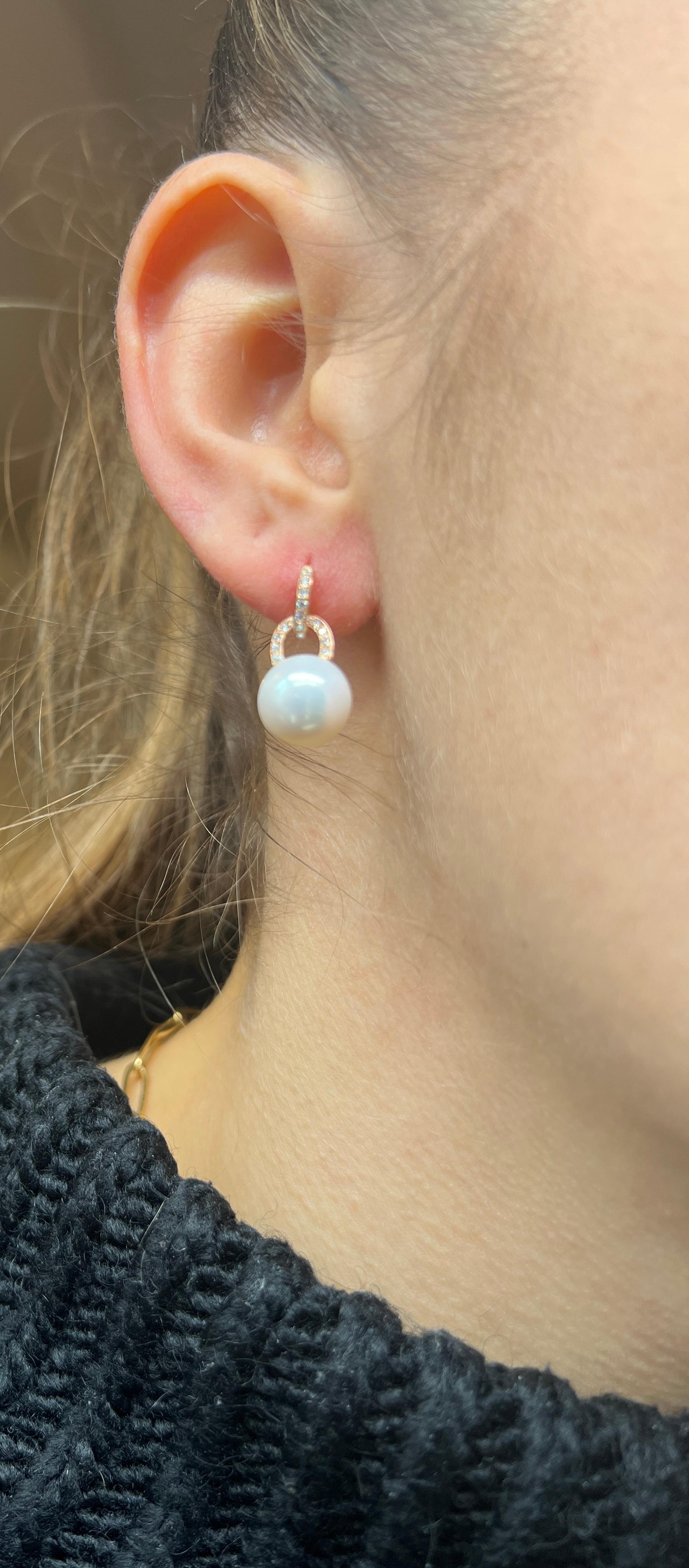 Boucles d'oreilles Pendentifs Perles d'or Diamants Or rose 

Superbes boucles d'oreilles en or rose surmontées de 2 anneaux sertis de 9 diamants taille brillant pour un poids de 0,170 carats chacun. Pour terminer ces boucles d'oreilles, 1 perle