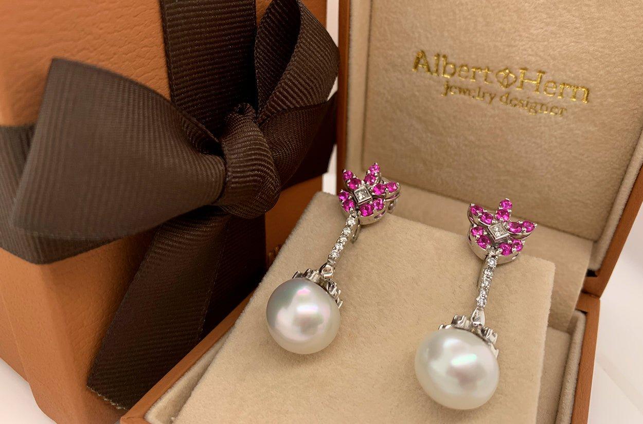 Taille ronde Boucles d'oreilles roses, saphirs et diamants avec perles des mers du Sud en vente
