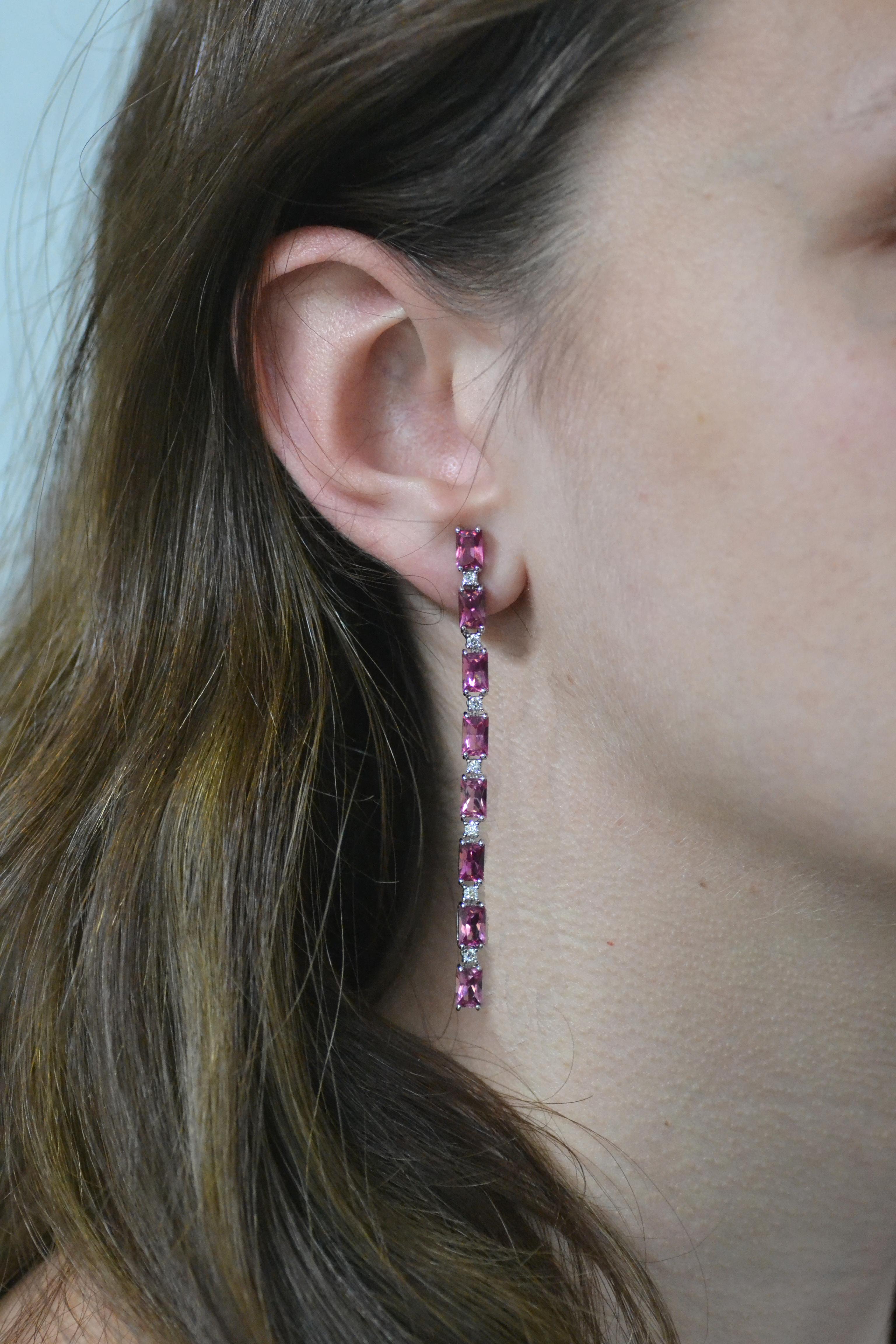 Fabriquée à la main en Italie, dans l'atelier de Margherita Burgener, cette élégante paire de boucles d'oreilles présente une ligne de 8 tourmalines roses naturelles taillées en baguette, alternant avec un seul diamant (carat 0,035).
Souple, légère,