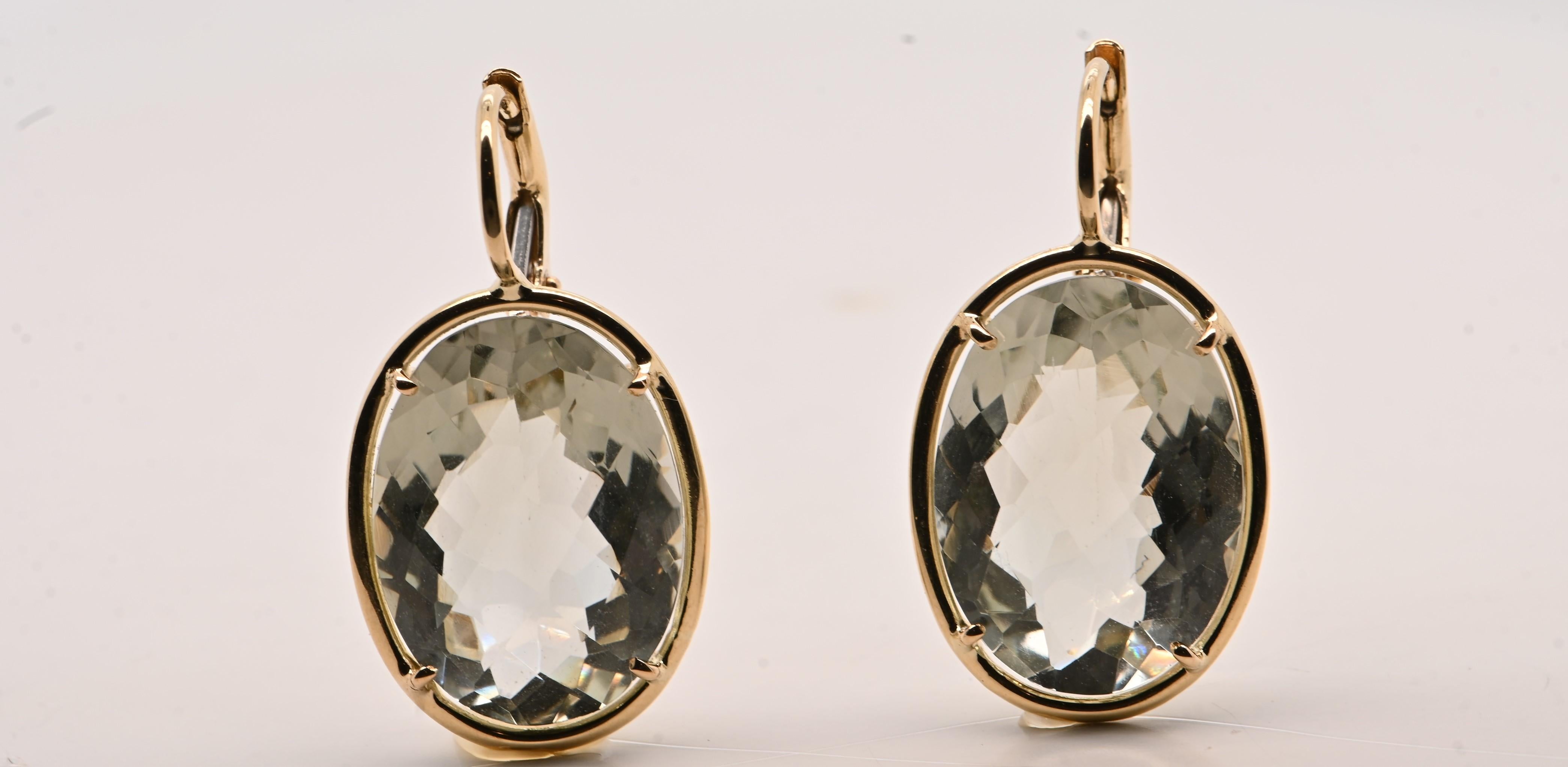 Earrings Prasolite Yellow Gold 18 Carat
This 18-carat yellow gold earring features an oval-cut prasolite stone. The 1.5 cm x 2 cm stone has a soft, brilliant color and is 20.75 carats. The prasolite is attached to the setting by four claws hooked