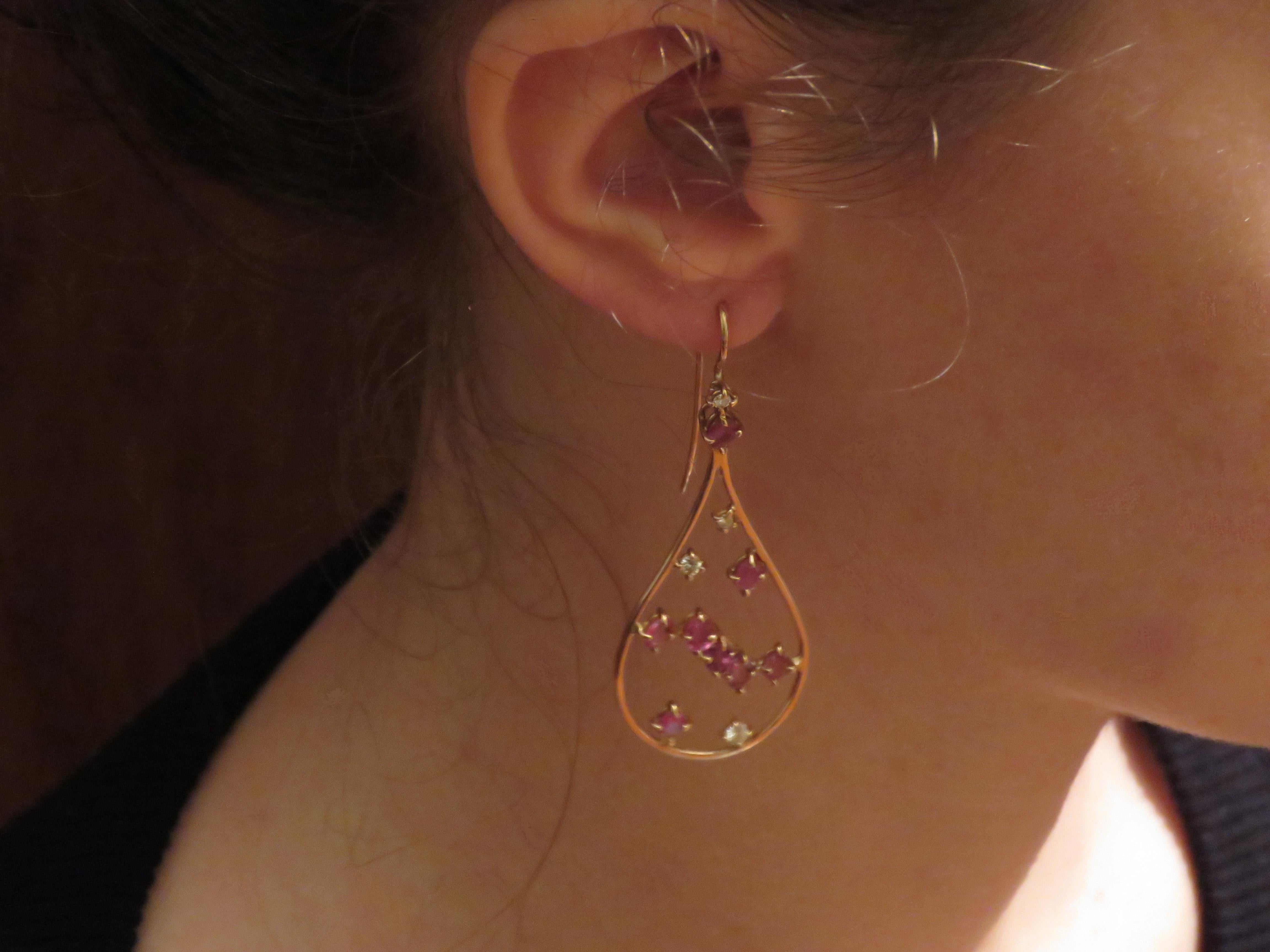 Diese feinen Ohrringe aus atemberaubendem 18-karätigem Roségold, besetzt mit Diamanten und Rubinen, zeichnen sich durch harmonische Wellenlinien aus.
8 Diamanten 0,25 ctw / Farbe F Klarheit VS1
16 Rubine 1,00 ctw
Länge 58 mm / 2,28346 Zoll
Es  ist