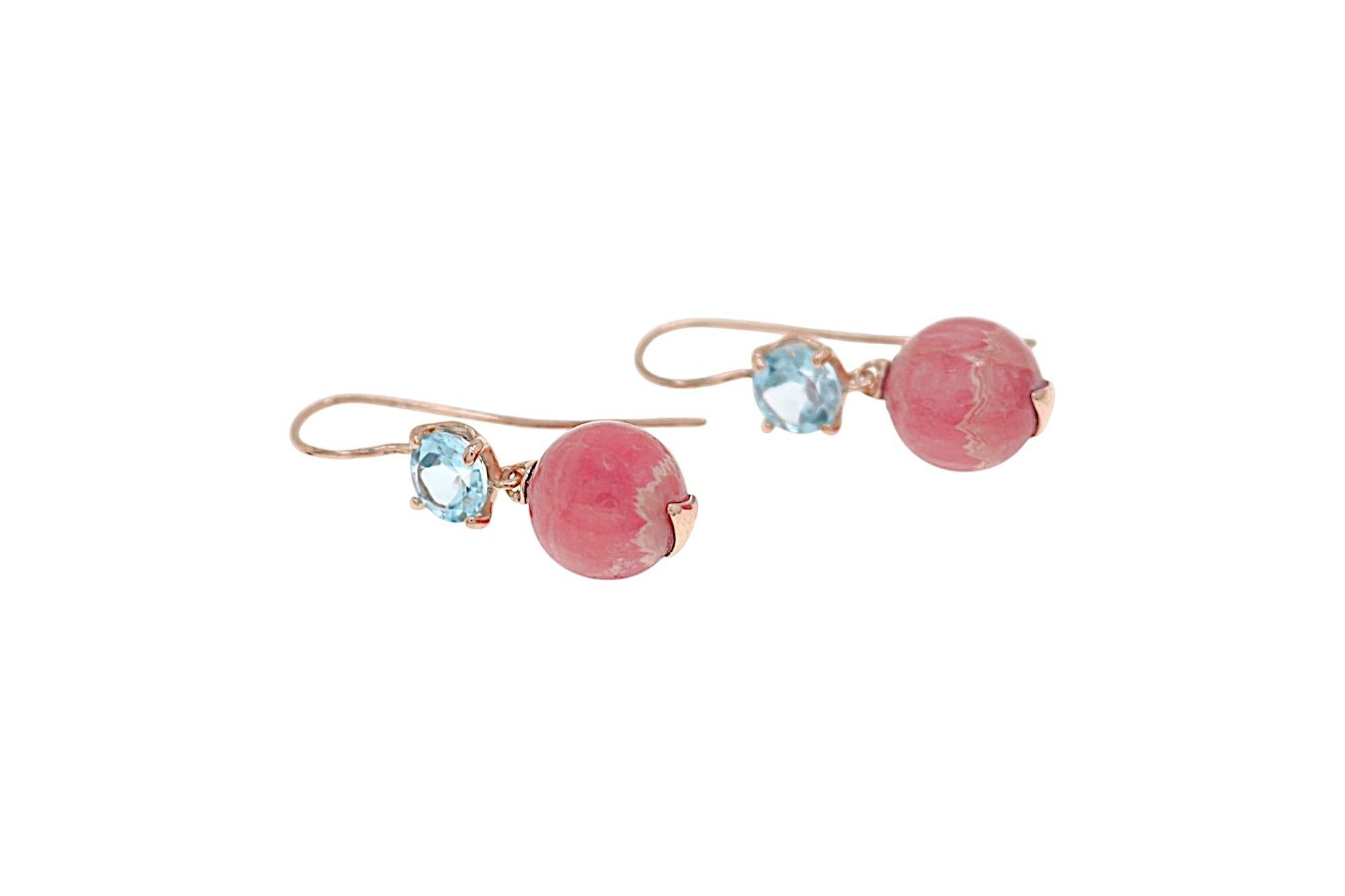 Pendientes hechos a mano en oro rosa de 9 quilates con rodocrosita tallada en perla, de 0,472 pulgadas de diámetro y topacio azul tallado brillante de 0,275 pulgadas. Peso total: 6,7 gramos. Longitud total de cada pendiente: 1.25 pulgadas. Con la