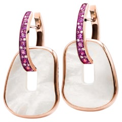 Boucles d'oreilles en or rose avec saphirs roses, éléments en nacre naturelle et diamants