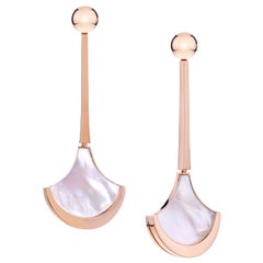 Orecchini in oro rosa con ventaglio di madreperla