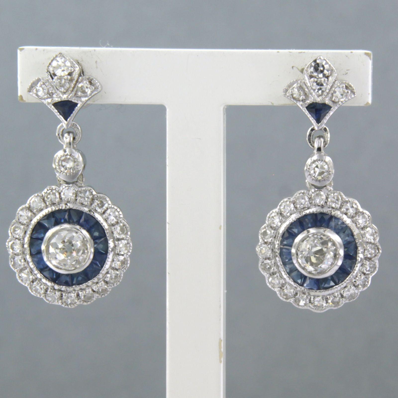 14 kt white gold entourage earrings with sapphire up to .1.02 ct, old mine cut and single cut diamond up to .0.81 ct - F/G – SI, VS/SI

Detailed description:

the dimensions of the earrings are 2.1 cm long by 1.0 cm wide

Total weight 3.7 grams

put