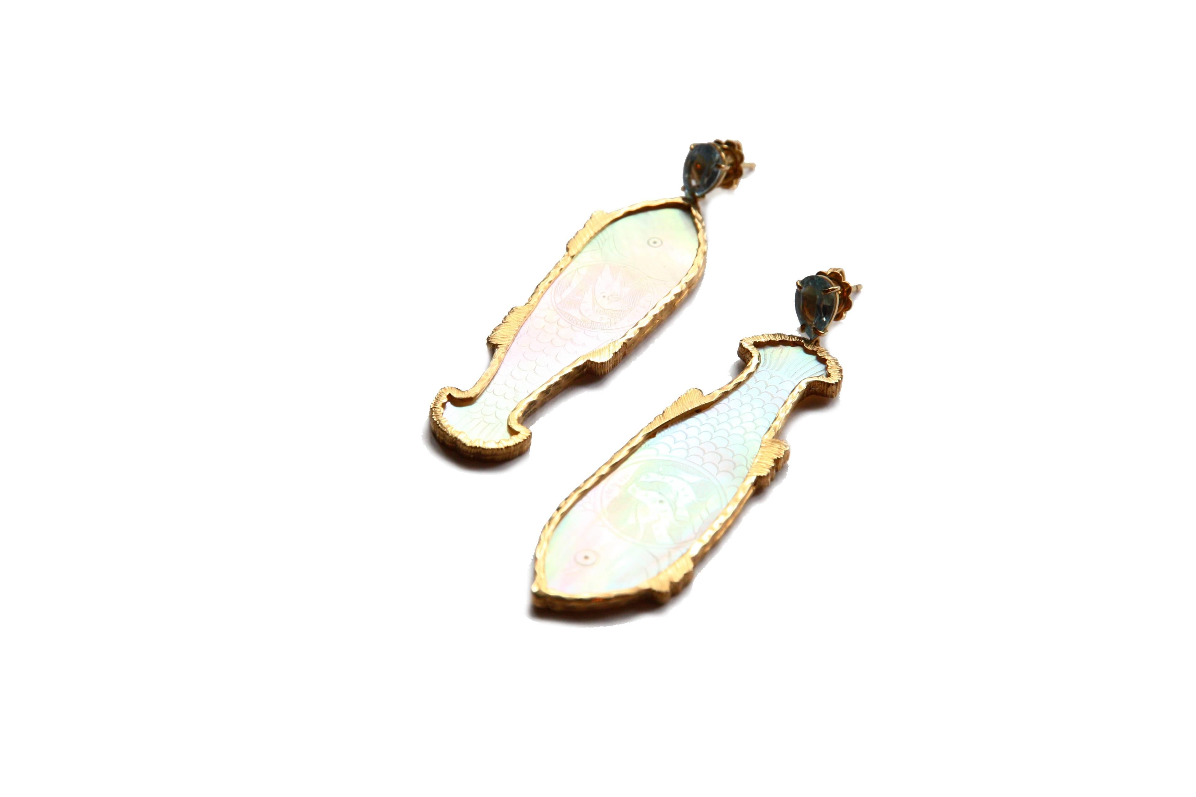 Taille poire Boucles d'oreilles en goutte en or 18 carats avec saphir et nacre sculptée en vente