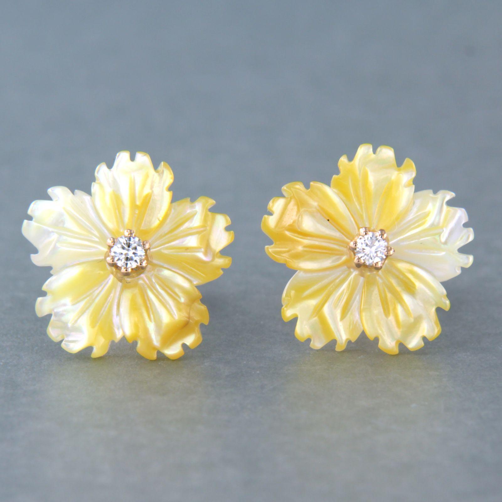 18k pink gold ear studs with flower head, cut yellow agate and brilliant cut diamond, approximately 0.08 ct in total - G/H - VS/SI

detailed description:

the top of the ear stud is 1.4 cm wide

weight 1.9 grams

set with

- 2 x 1.4 mm flower head