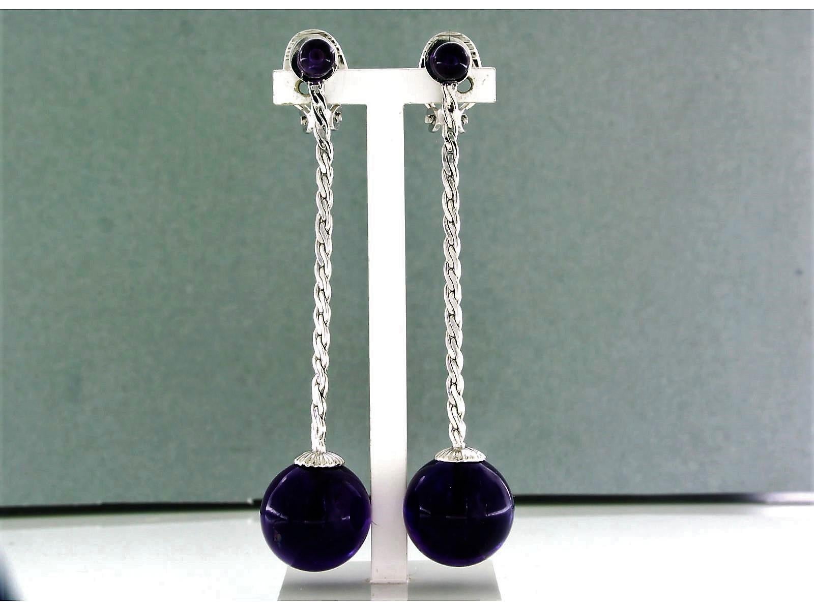 14k white gold earrings set with amethyst - 7.0 cm x 1.5 cm

detailed description:

the size of the earrings is 7.0 cm by 1.5 cm wide

weight 11.2 grams

set with

- 2 x 5.0 mm round cut amethyst

- 6 x 1.5 cm round cut amethyst

color Purple
purity