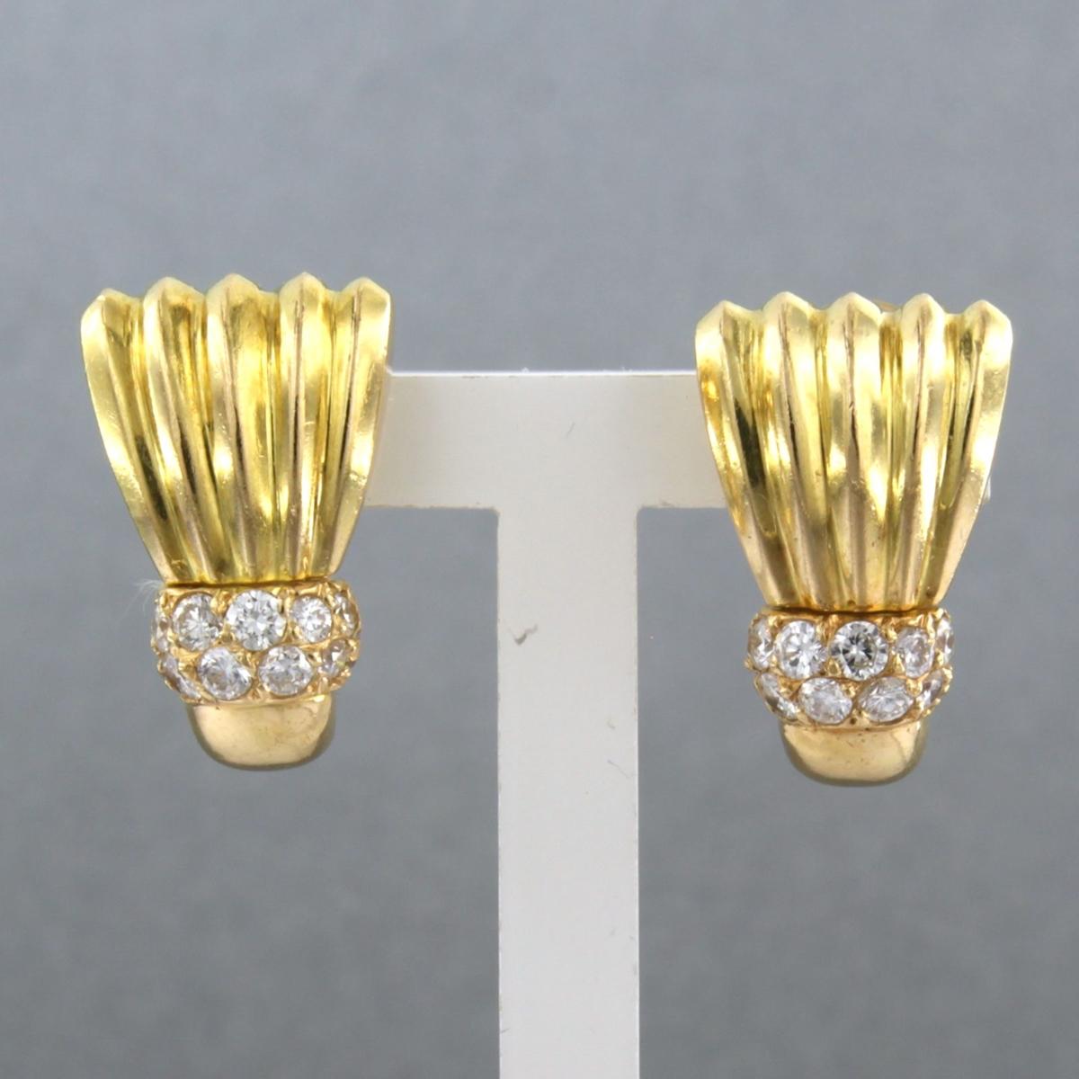 18k yellow gold ear clips set with brilliant cut diamonds. 0.50ct - F/G - VS/SI

detailed description:

The front of the ear clip is 1.8 cm by 1.1 cm wide

weight 13.1 grams

occupied with

- 18 x 1.8 mm brilliant cut diamonds, approximately 0.50