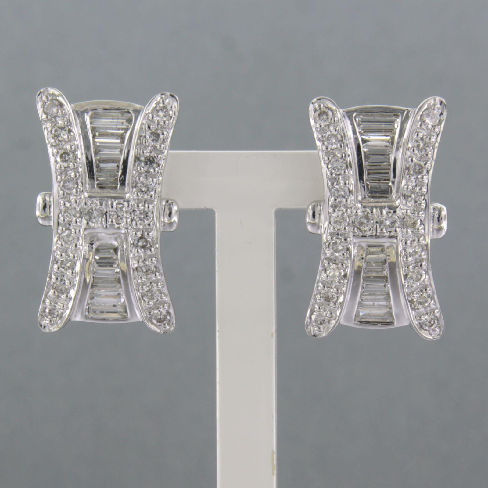 18k white gold stud earrings set with baguette and brilliant cut diamonds. 1.20ct - F/G – VS/SI

Detailed description:

the size of the ear stud is 2.0 cm high by 1.1 cm wide

Total weight 9.0 grams

set with

- 20 x 2.2 mm – 3.2 mm x 1.3 mm