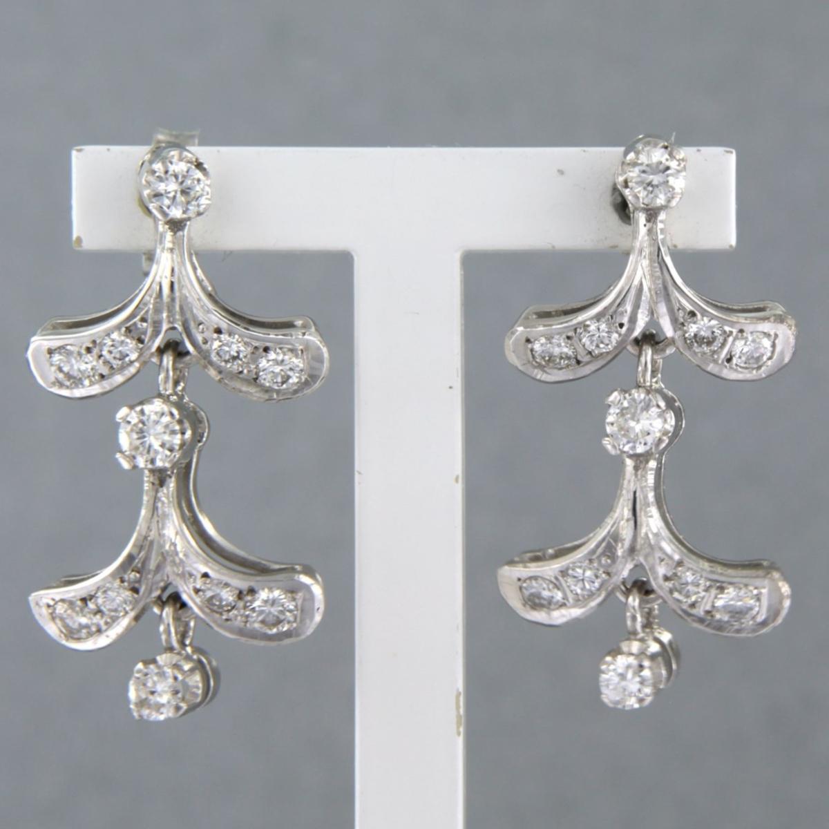 18k white gold earrings set with brilliant cut diamonds up to . 1.00ct - F/G - VS/SI

detailed description:

The size of the earring is 2.6 cm long by 1.3 cm wide

weight 6.3 grams

Occupied with

- 22 x 1.9 mm - 2.7 mm brilliant cut diamond,