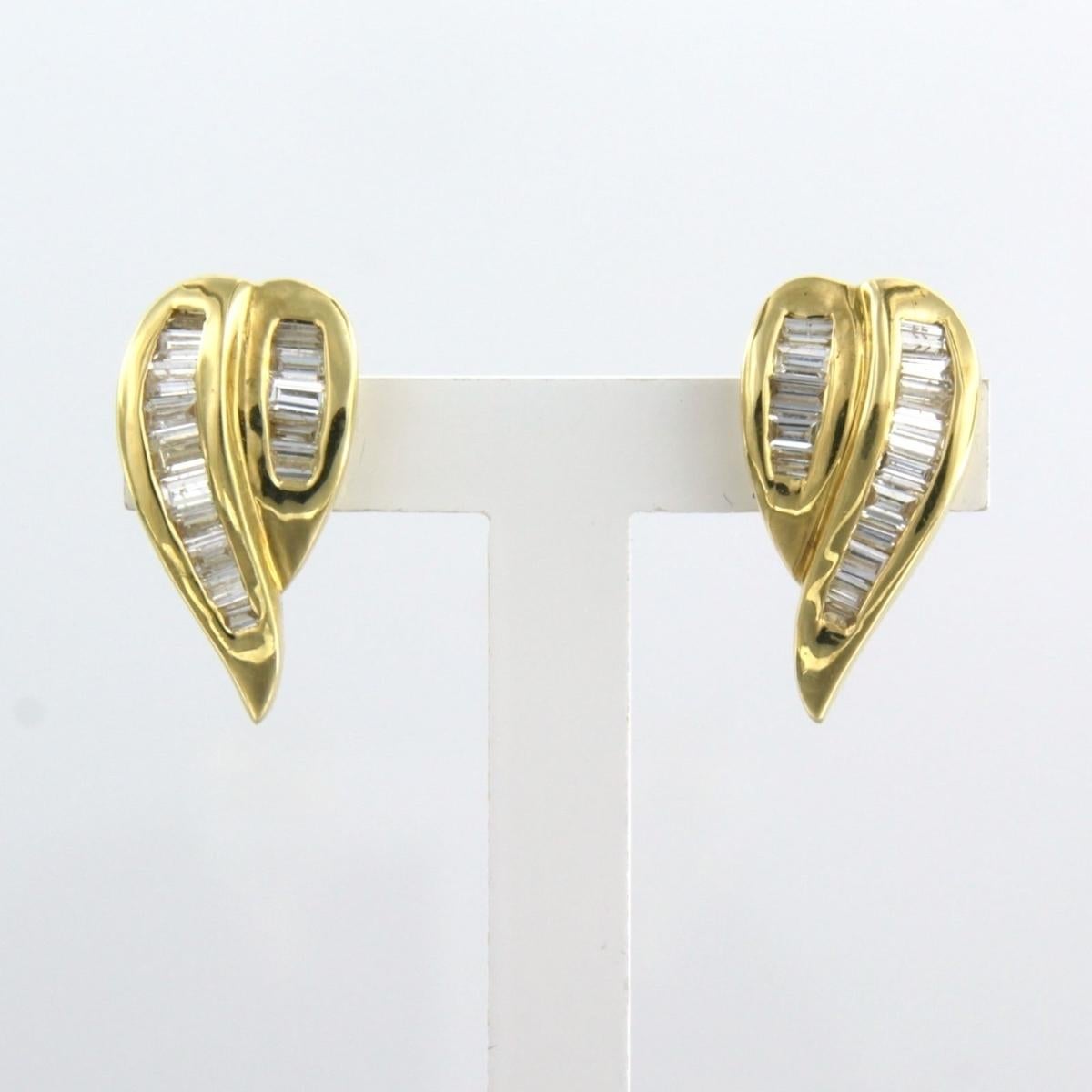 18k yellow gold stud earrings set with tper-shaped cut diamonds. 0.76ct - G/H - VS/SI

Detailed description:

the top of the ear stud is 1.5 cm long by 8.2 mm wide

weight 4.0 grams

set with

- 30 x 2.1 mm x 1.2 mm taper shape cut diamond, total