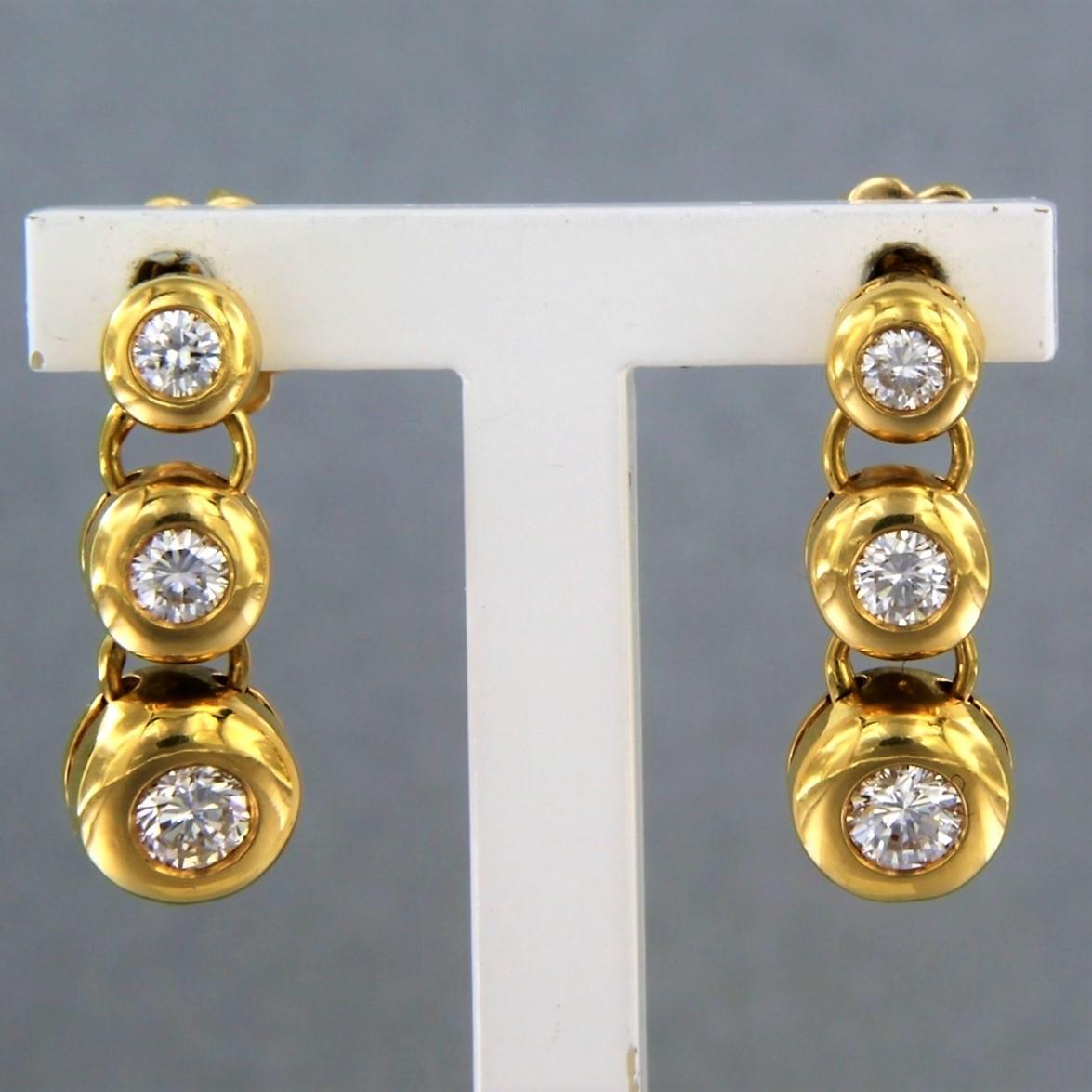 18k yellow gold earrings set with brilliant cut diamond 0.65 ct - F/G - VS/SI

detailed description:

size of the earring is approximately 1.8 cm by 6.6 mm

total weight: 6.8 grams

occupied with:

- 6 x 2.4 mm - 3.4 mm cut diamond, total