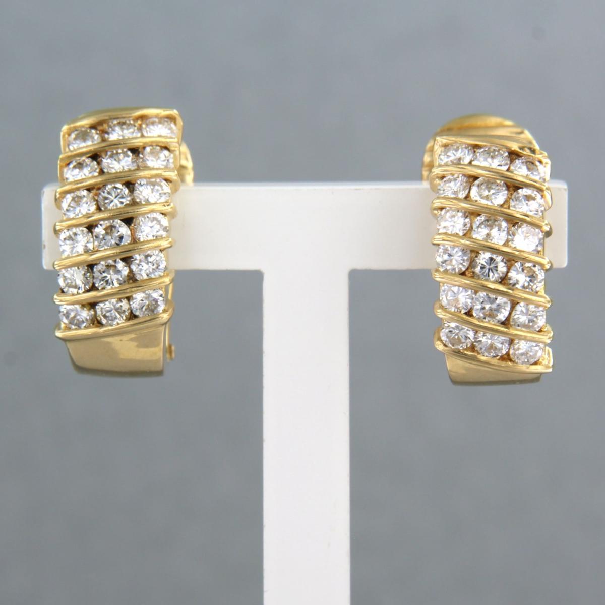 18k yellow gold ear clips set with brilliant cut diamonds. 1.00ct - H/I - VS/SI

detailed description

the size of the ear clip is 1.5 cm long by 7.0 mm wide

weight 8.4 grams

occupied with

- 36 x 2.0 mm brilliant cut diamond, approximately 1.00