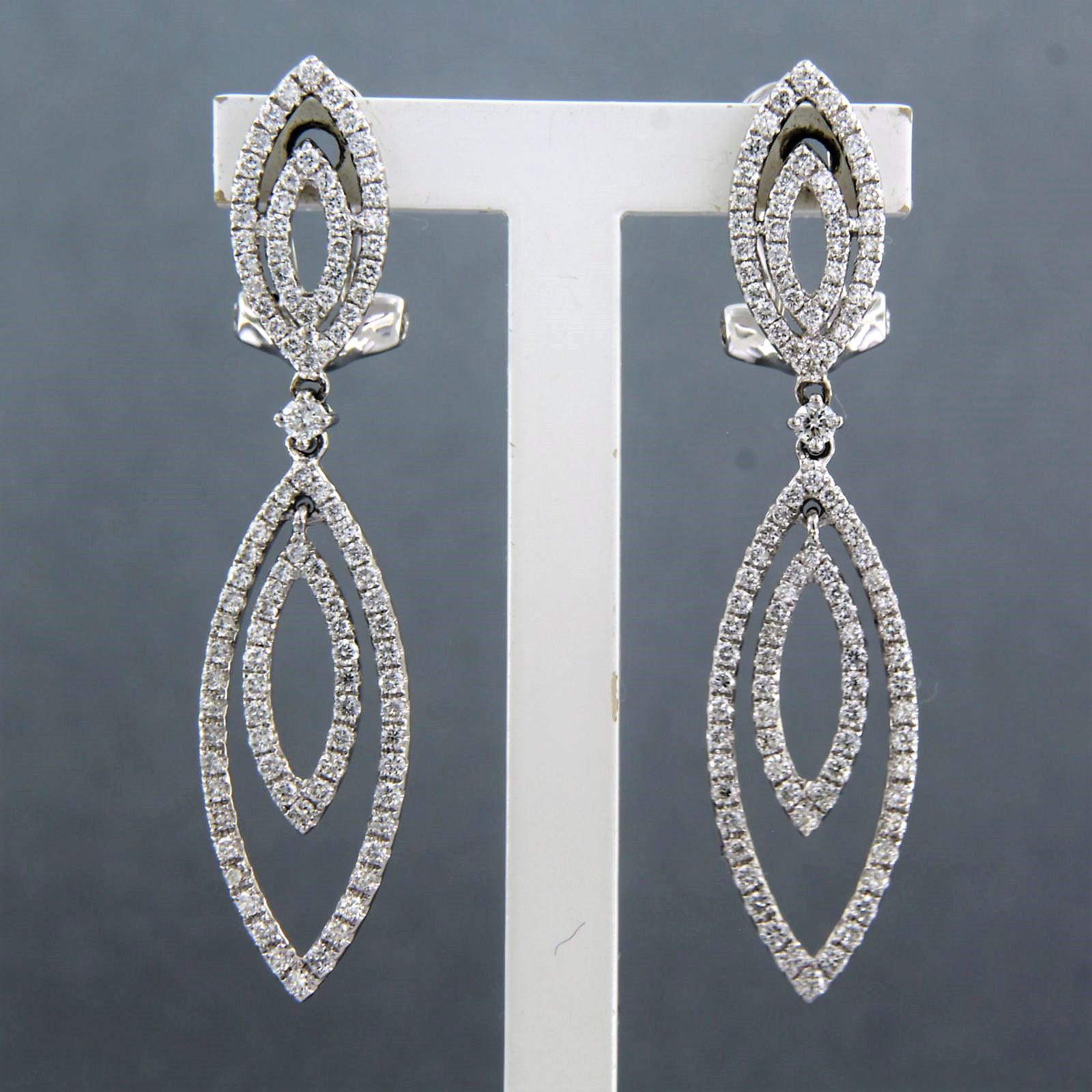 18k white gold earrings set with brilliant cut diamonds up to . 1.50ct - F/G - VS/SI

Detailed description:

The front of the earring is 4.0 cm long by 9.2 mm wide

weight 6.6 grams

occupied with

- 210 x 1.1 mm - 1.7 mm brilliant cut diamond,
