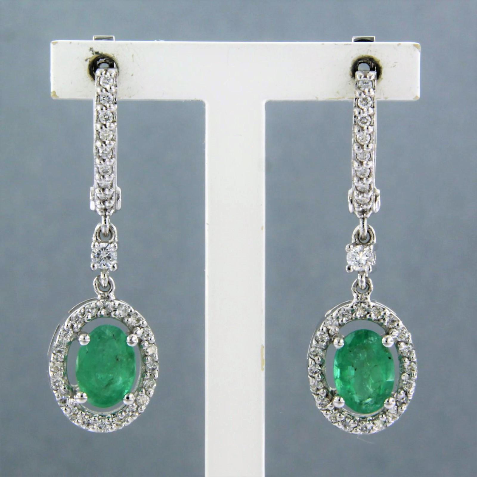 14k white gold earrings set with emerald. 1.40ct and brilliant cut diamonds up to. 0.41 ct - F/G - VS/SI

detailed description:

the size of the earring is 2.6 cm high and 9.1 mm wide

weight: 4.9 grams

occupied with

- 2 x 7.0 mm x 5.0 mm oval