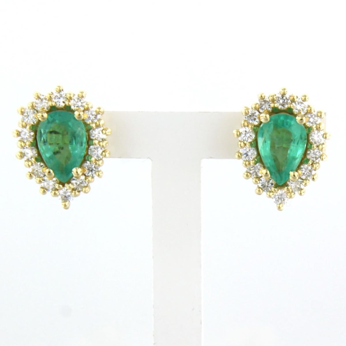 18k yellow gold entourage stud earrings set with emerald to. 1.10ct and an entourage of brilliant cut diamonds up to. 0.50ct - F/G - VS/SI

Detailed description:

the size of the ear stud is 1.2 cm long by 9.7 mm wide

weight 4.7 grams

occupied
