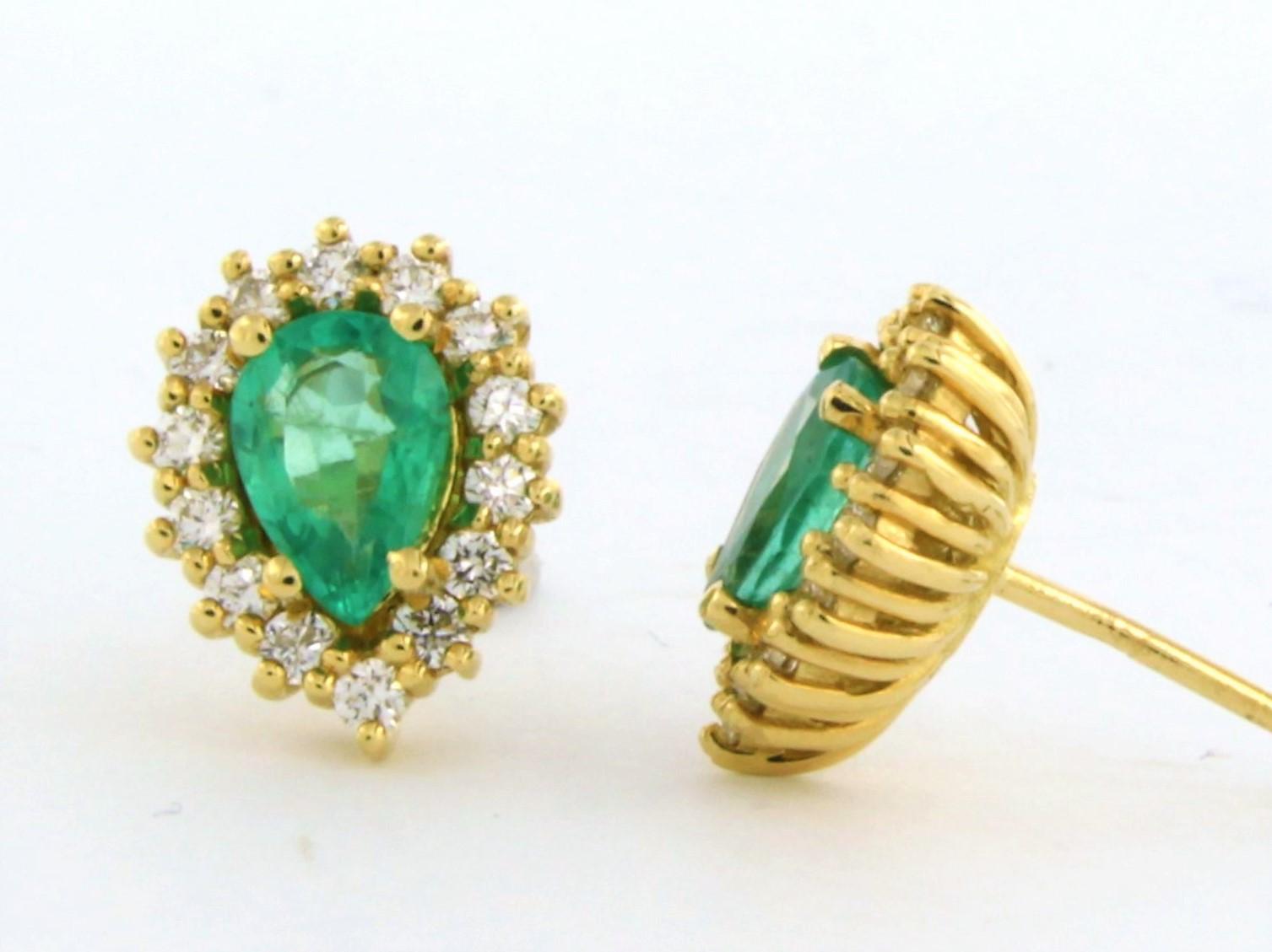 18k yellow gold entourage stud earrings set with emerald to. 1.10ct and an entourage of brilliant cut diamonds up to. 0.50ct - F/G - VS/SI

Detailed description:

the size of the ear stud is 1.2 cm long by 9.7 mm wide

weight 4.7 grams

occupied