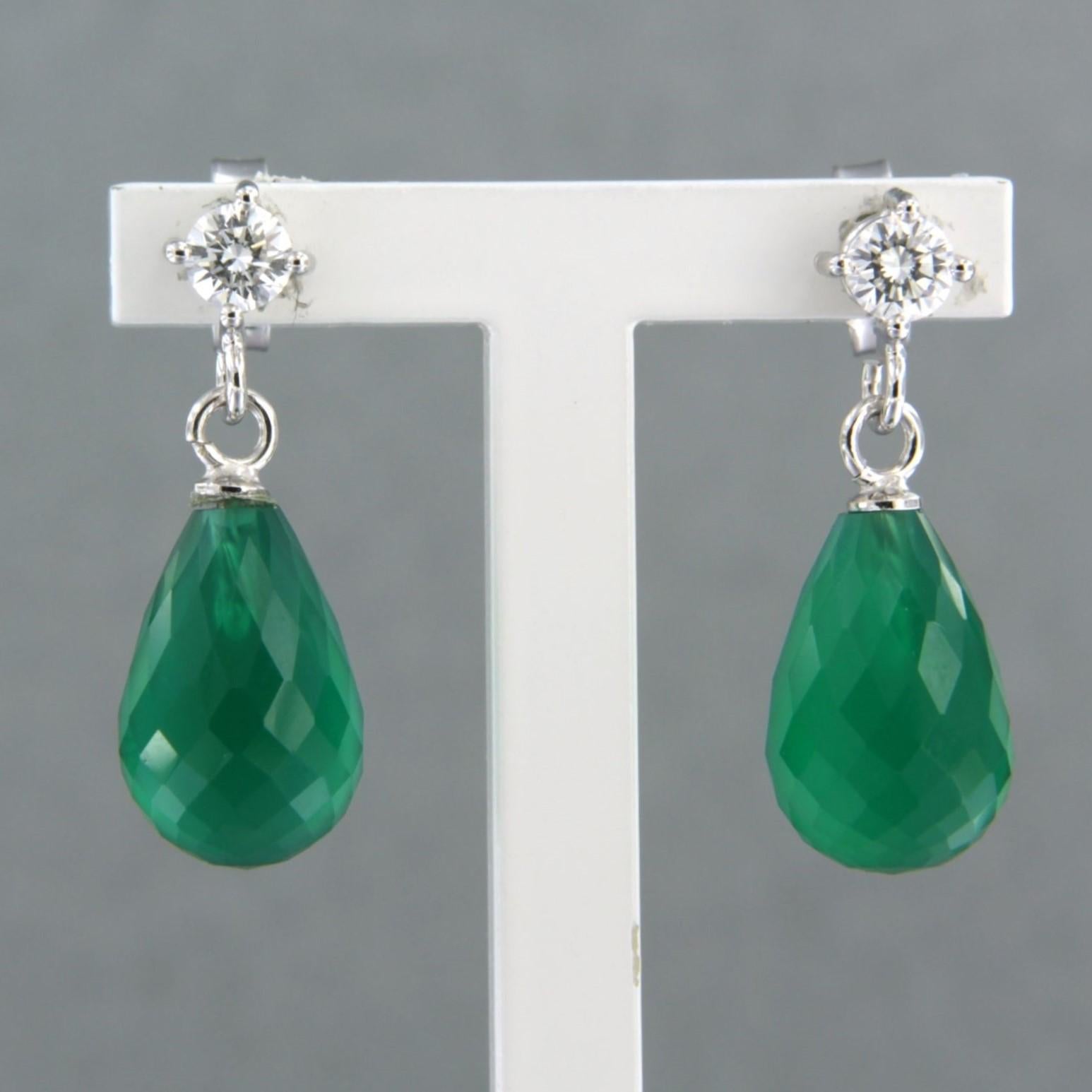 18k white gold earrings set with green onyx and brilliant cut diamonds. 0.26ct - F/G - VS/SI

detailed description:

the size of the earring is 2.0 cm long by 8.0 mm wide

weight 3.8 grams

set with

- 2 x 1.2 cm x 8.0 mm briolet cut onyx