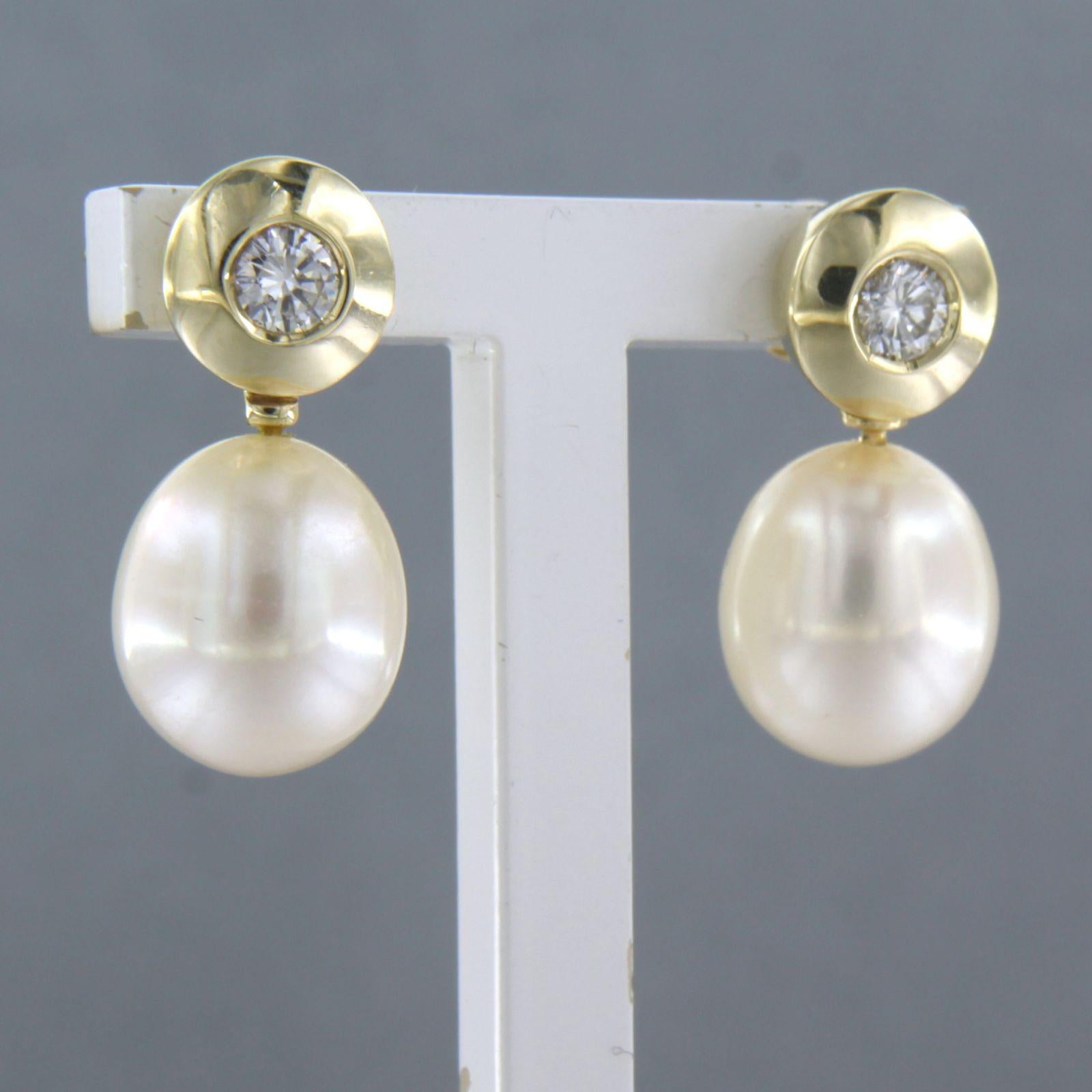 14k yellow gold earrings set with pearl and brilliant cut diamond 0.30ct - F/G - VS/SI

Detailed description:

The earrings are 2.0 cm high and 9.4 mm wide

Total weight 3.1 grams

set with

- 2 x 1.1 cm x 9.4 mm freshwater pearl

colour
