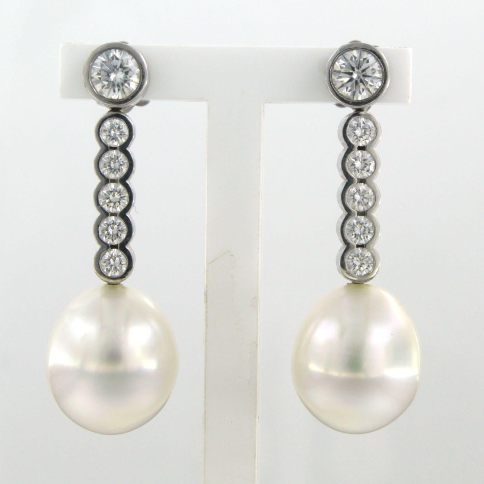 18k white gold earrings set with pearl and brilliant cut diamonds, up to. 1.20 ct F/G VS/SI

detailed description:

the top of the earring is 3.2 cm high by 1.1 cm wide

weight 9.2 grams

set with

- 2 x 1.1 cm cultured pearl

colour White
purity