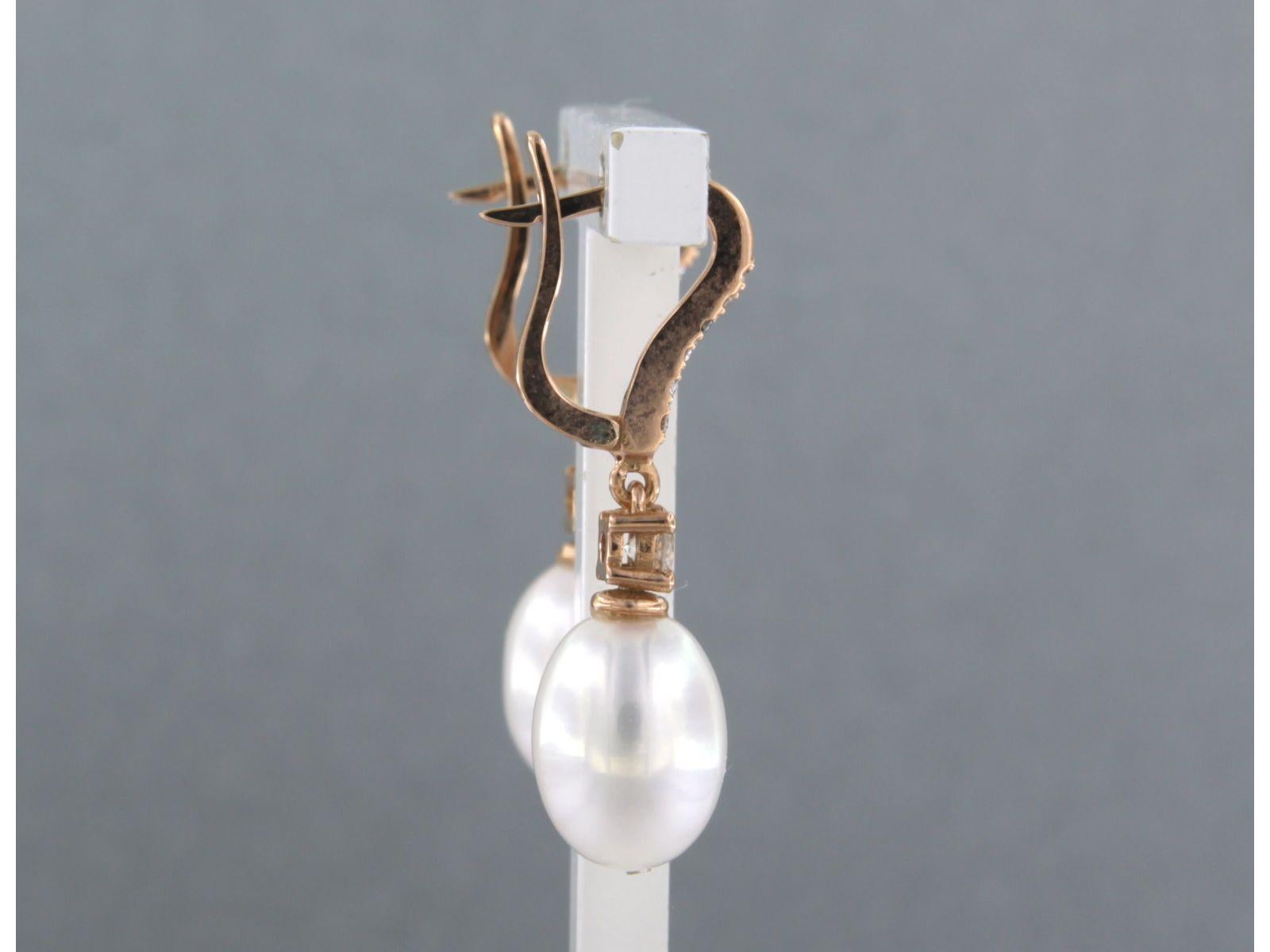 Ohrringe aus 18 kt Roségold mit Perle und Diamanten im Brillantschliff von bis zu 0,32 ct - F/G - VS/SI

detaillierte Beschreibung:

die Größe des Ohrrings ist 2,8 cm lang und 7,9 mm breit

Gewicht: 4,2 g

beschäftigt mit:

- 2 x 1,1 cm x 8,0 mm