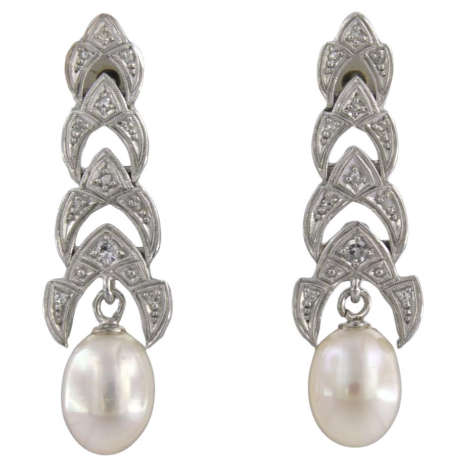 Gold with platinum earring with pearl and single cut diamond 0.20ct F/G - VS/SI

detailed description:

The front of the earrings is 1.1 cm wide by 4.0 cm high

weight: 8.9 grams

set with

- 2 x 1.1 cm x 8.0 mm freshwater cultured pearl


colour