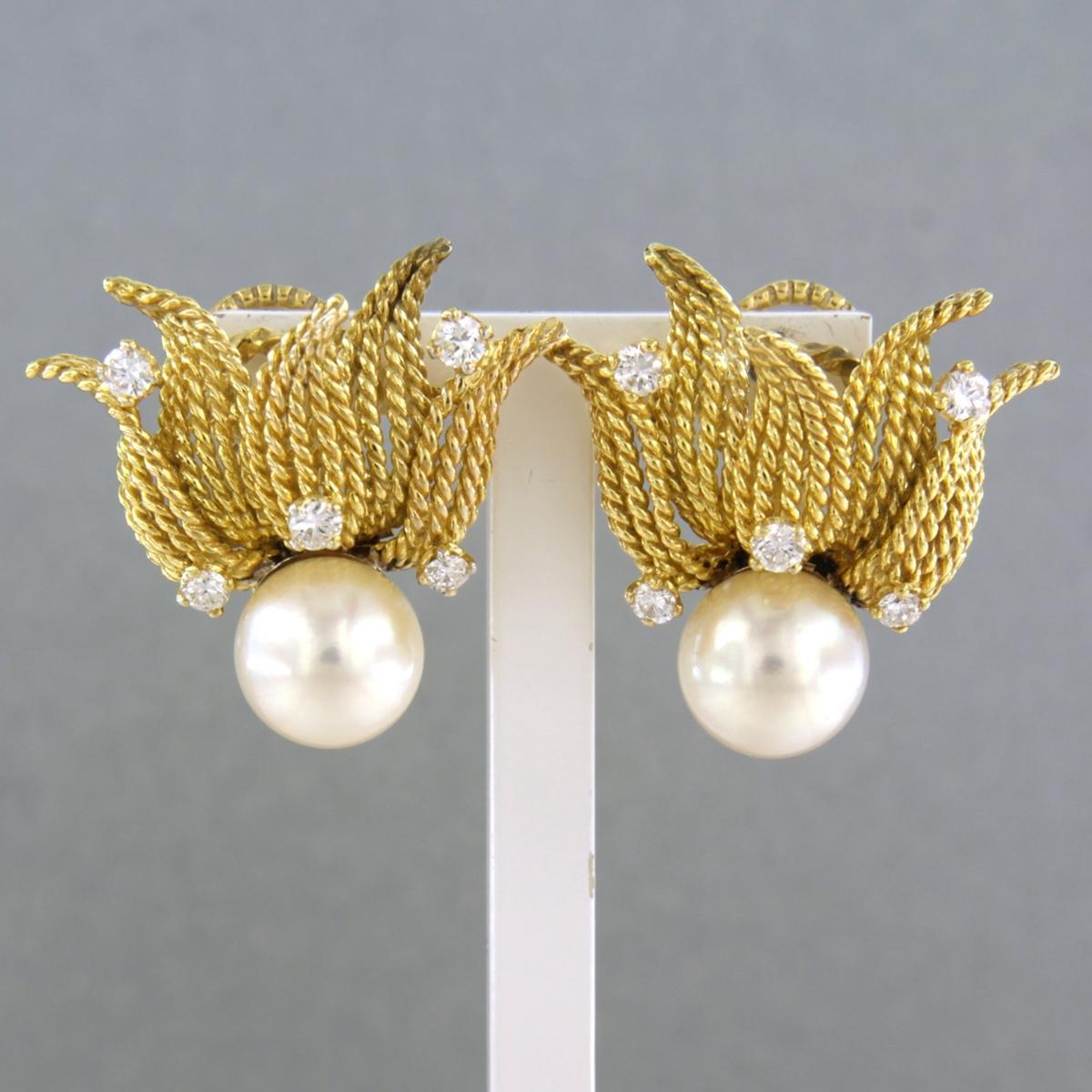18k yellow gold ear clips set with pearl and brilliant cut diamonds. 0.40ct - F/G - VS/SI

detailed description:

size of the ear clips is 2.2 cm by 2.3 cm wide

Total weight 14.0 grams

set with

- 2 x 8.7 mm freshwater cultured pearl

colour
