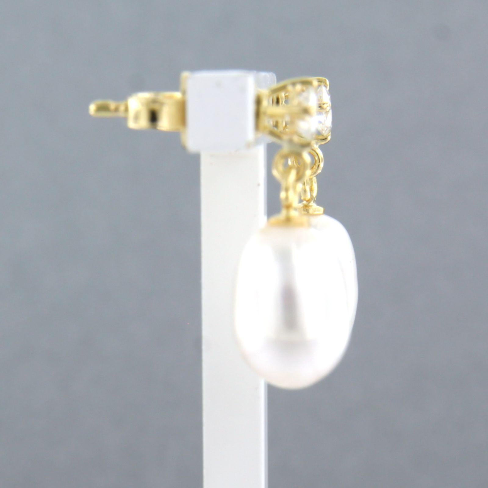 18k yellow gold earrings with pearl and brilliant cut diamond. 0.50ct - K/L - VS/SI

Detailed description:

The earrings are 1.9 cm high and 7.4 mm wide

Total weight 3.2 grams

set with

- 2 x 1.0 cm x 7.4 mm freshwater pearl

colour White
purity:
