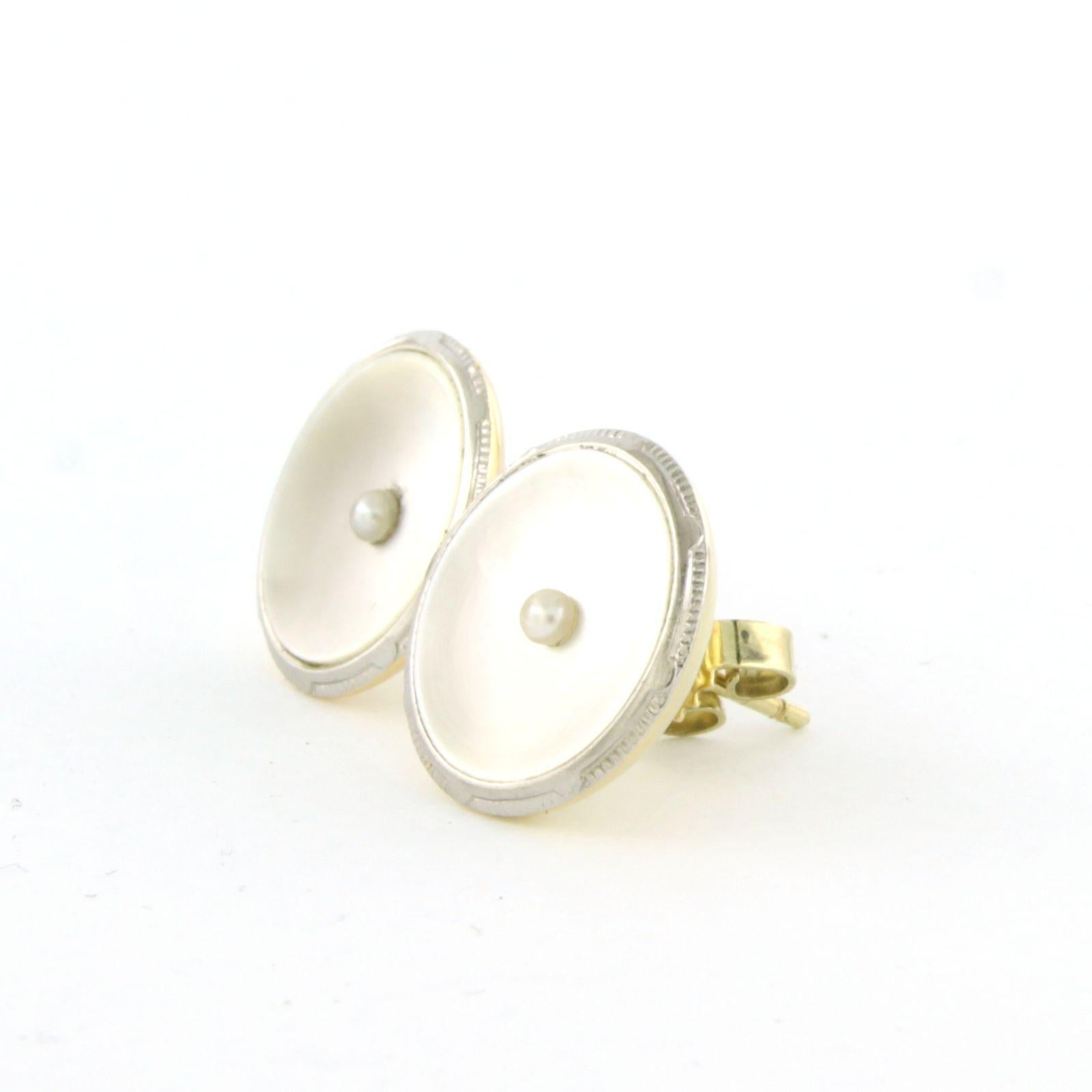 14k bicolour gold earrings with pearl and mother-of-pearl – diameter 1.5 cm

Detailed description:

the diameter of the ear stud is 1.5 cm wide

Total weight 4.8 grams

set with

- 2 x 1.3 cm round mother of pearl

colour White
purity :…..

- 2 x
