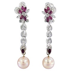 Boucles d'oreilles en or blanc 14k serties de perles, de rubis et de diamants